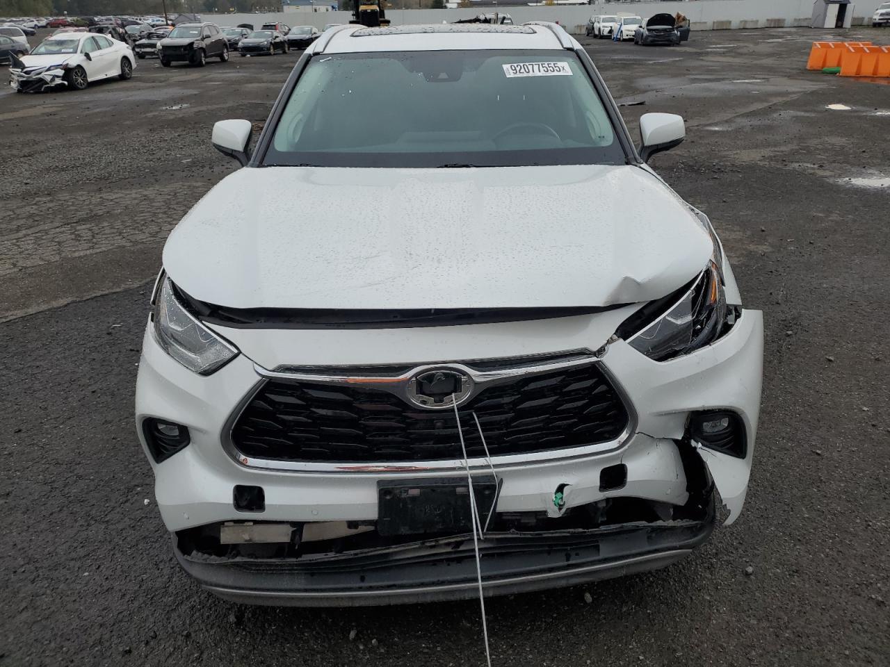 2022 Toyota Highlander Platinum - Image 5