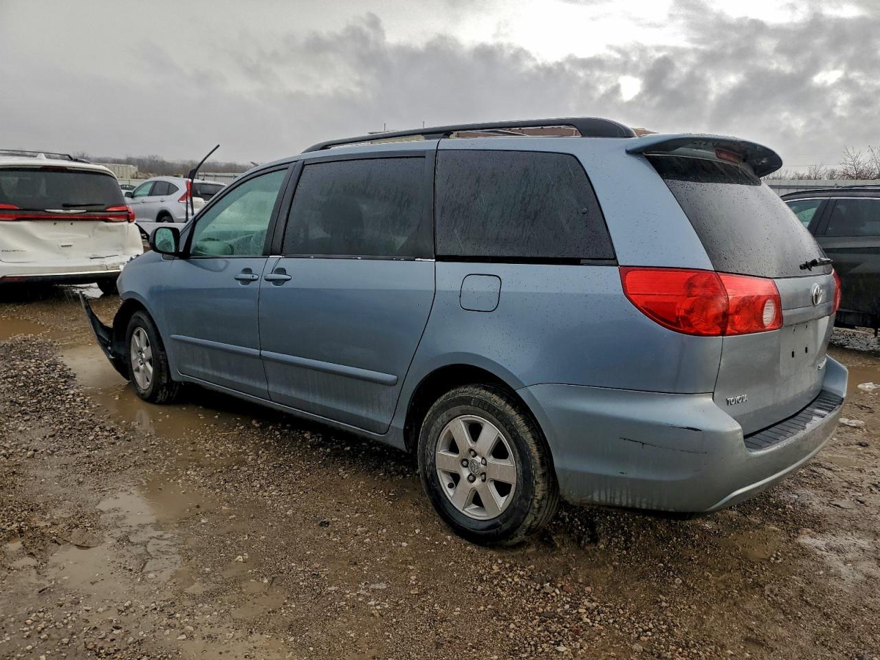 2010 Toyota Sienna Ce - Image 2