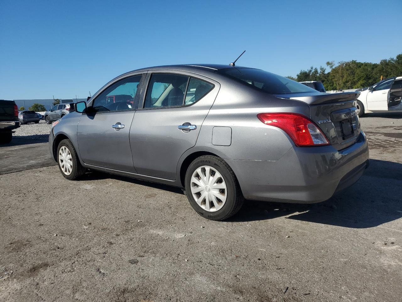 2018 Nissan Versa S - Фото 2