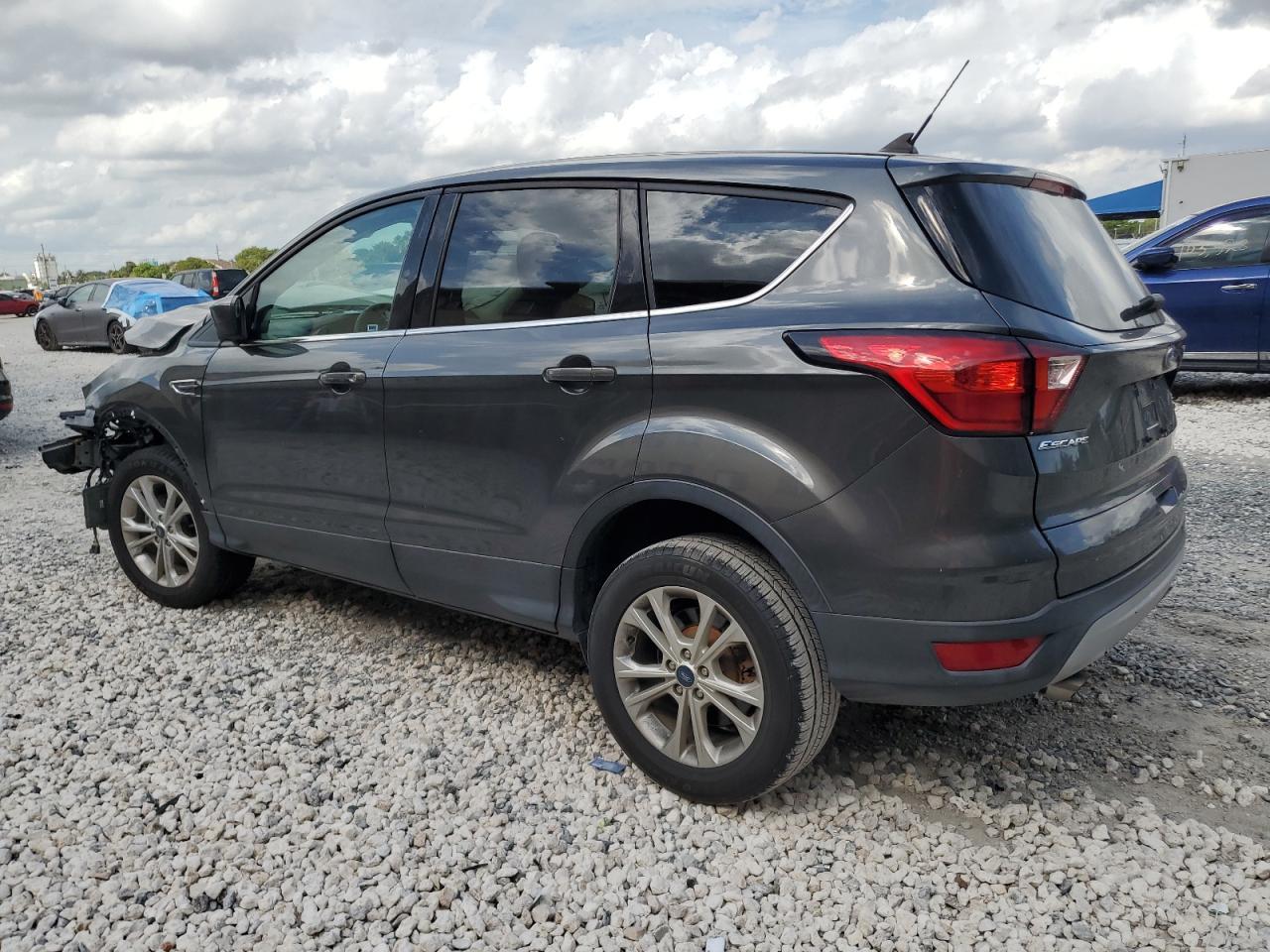 2019 Ford Escape Se - Фото 2