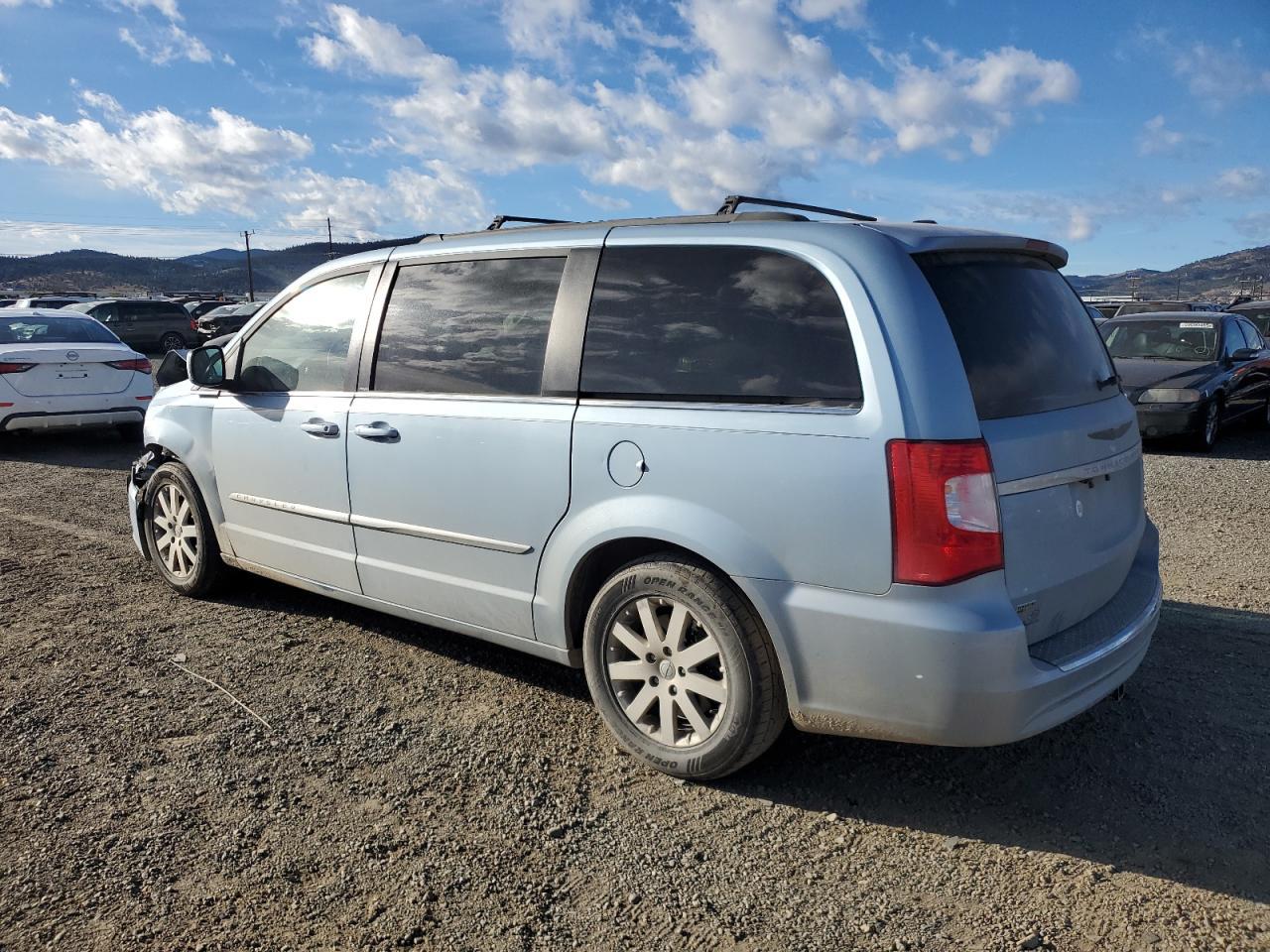 2013 Chrysler Town & Country Touring - Фото 2