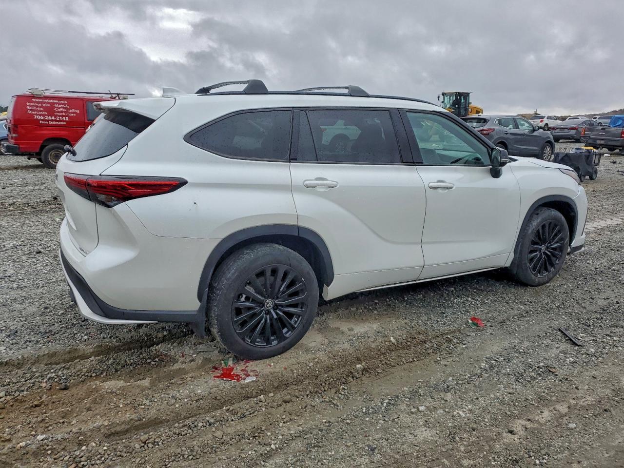 2023 Toyota Highlander L - Image 3