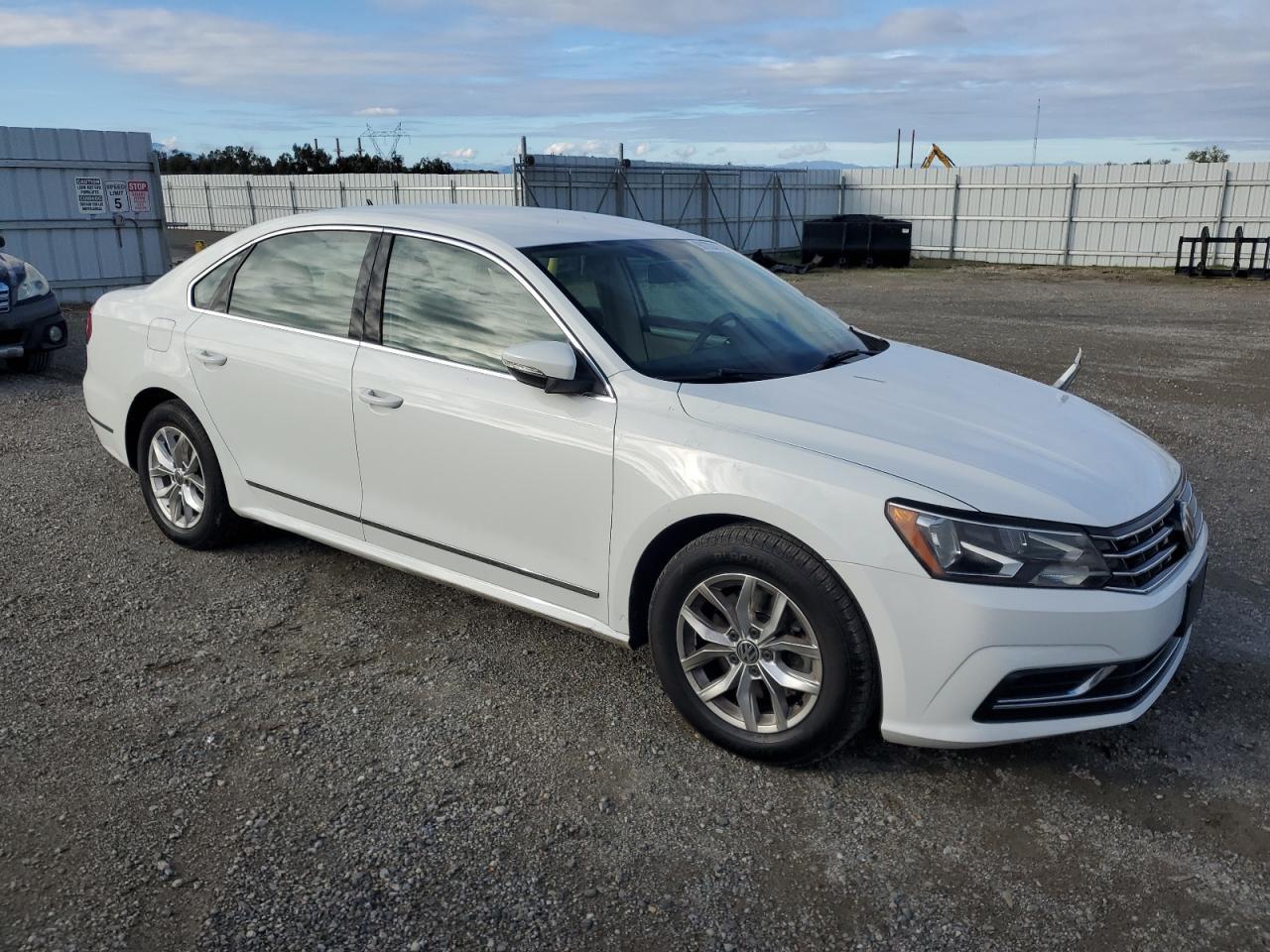 2017 Volkswagen Passat S - Фото 4