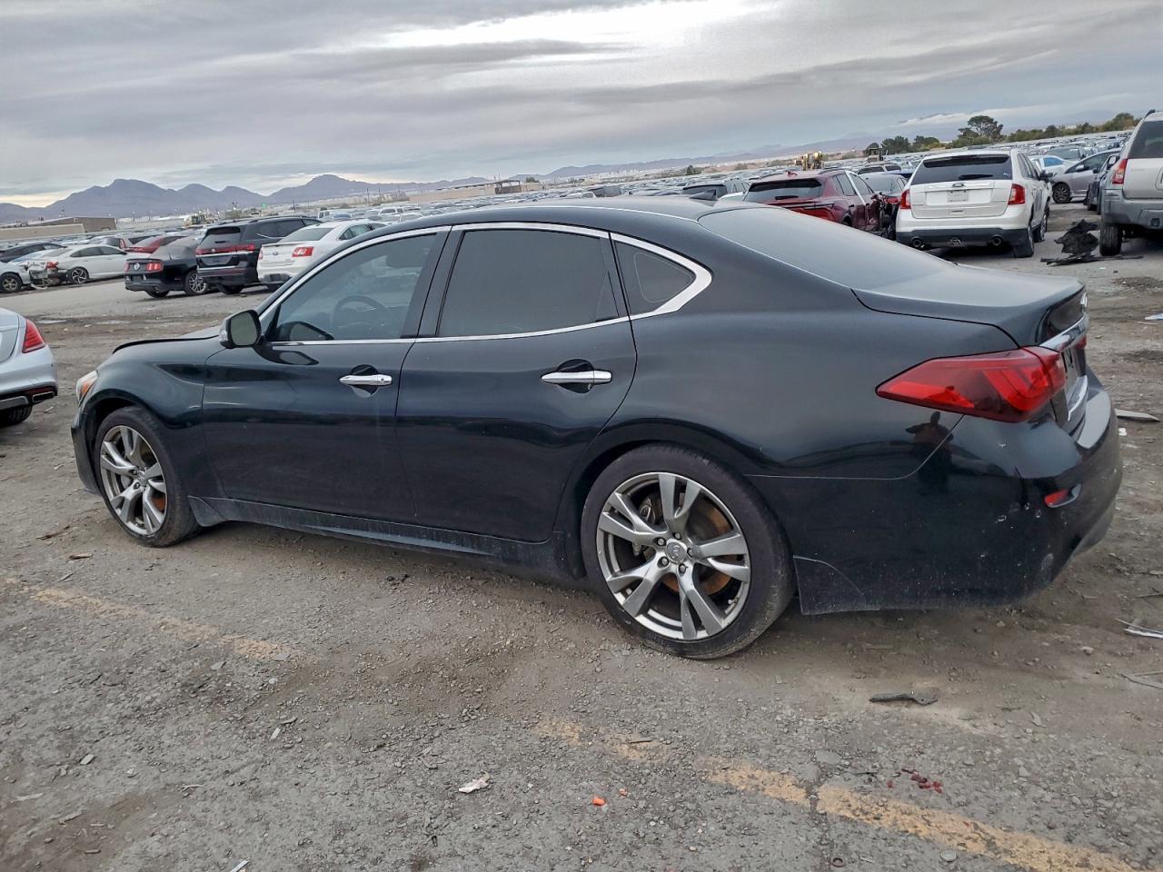 2017 Infiniti Q70 3.7 - Фото 2
