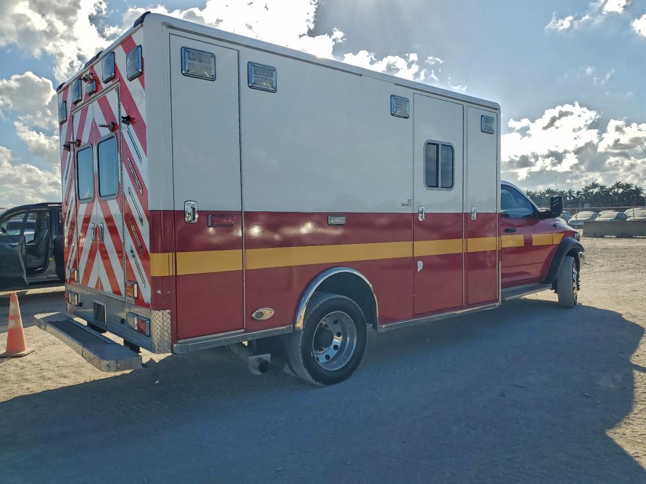 2015 Ram 5500 Ambulance - Фото 3