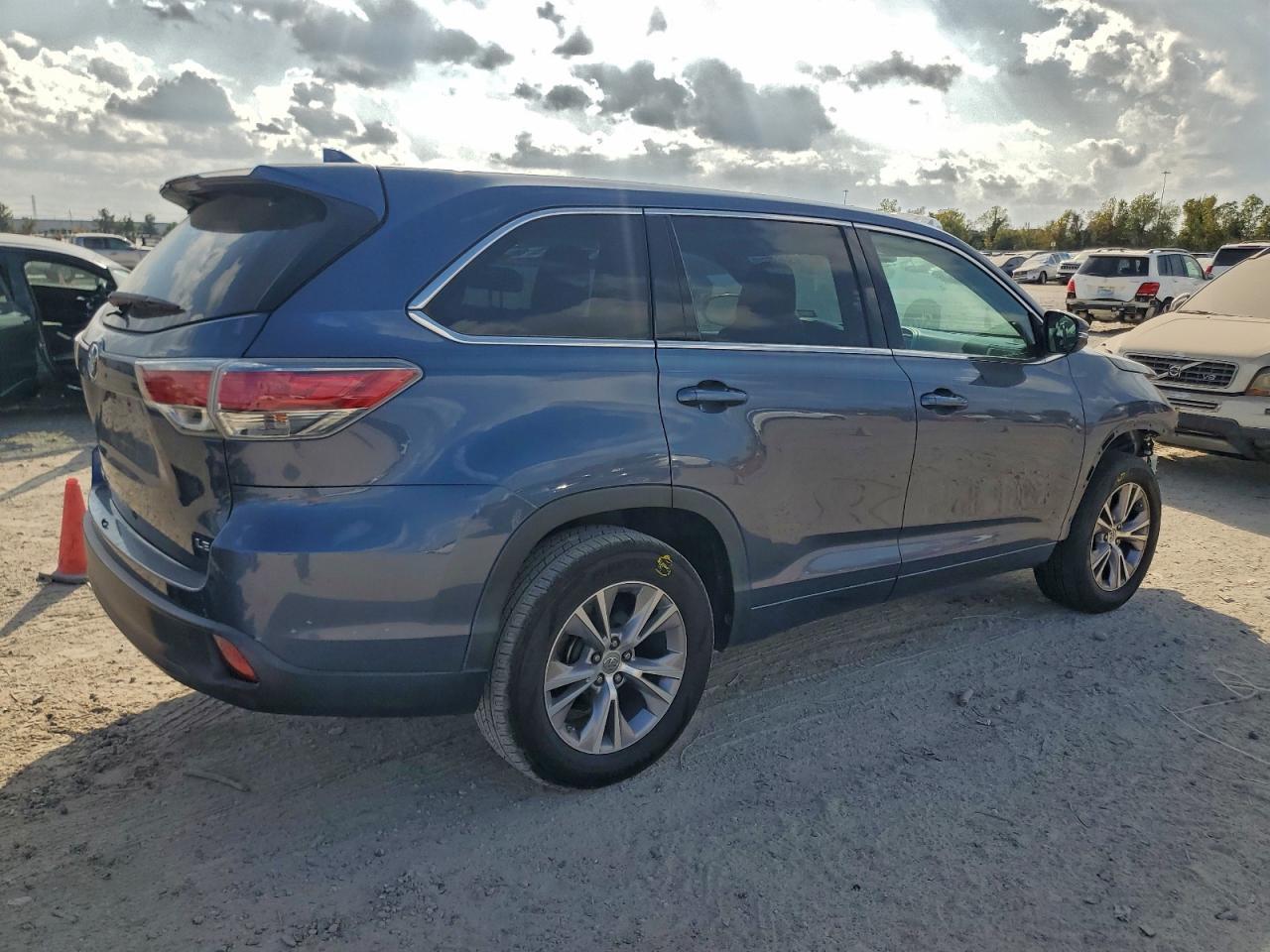 2014 Toyota Highlander Le - Image 3