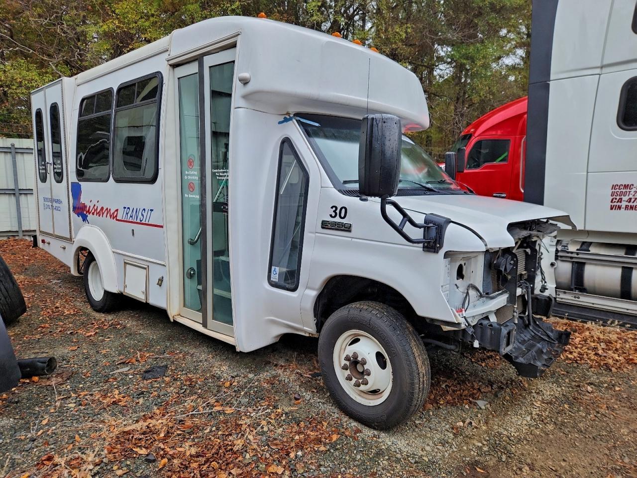 2019 Ford E350 Shuttle Bus - Image 4