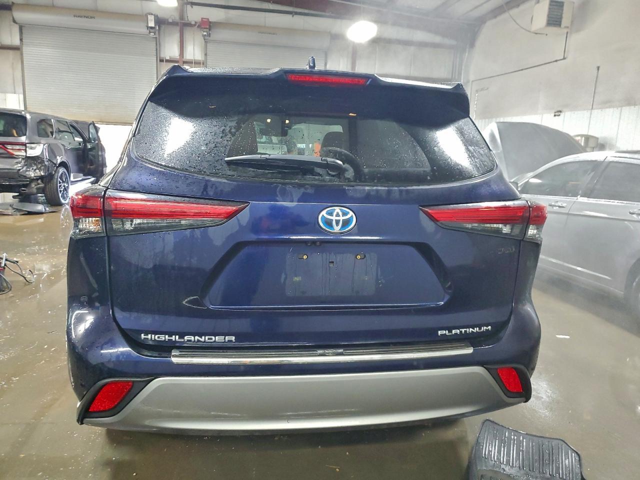 2022 Toyota Highlander Hybrid Platinum - Image 6