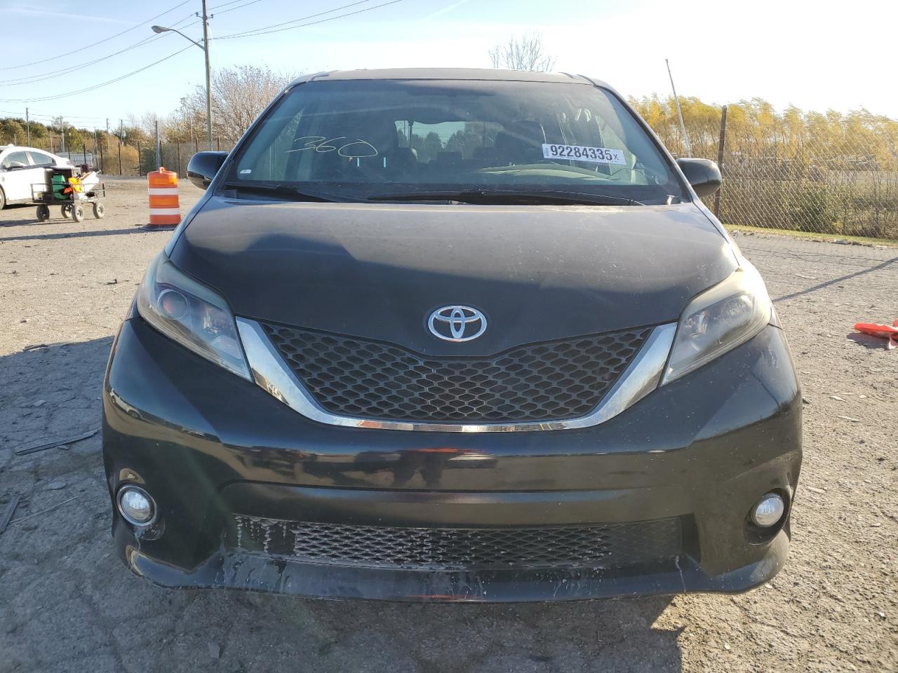 2017 Toyota Sienna Se - Фото 5