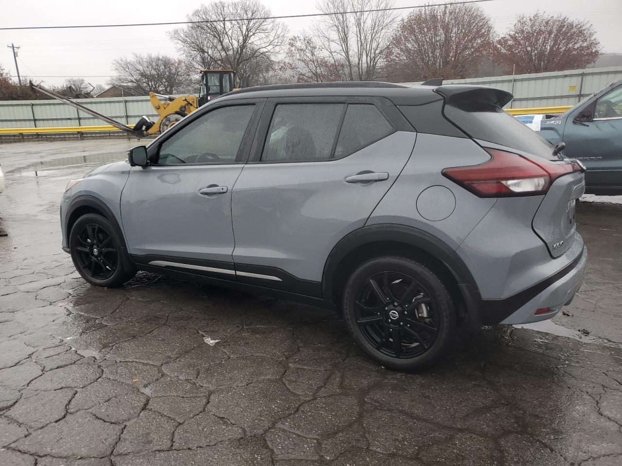 2021 Nissan Kicks Sr - Image 2