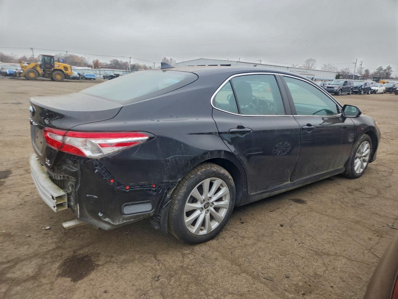 2020 Toyota Camry Le - Фото 3