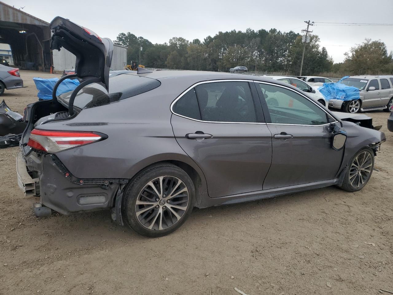 2020 Toyota Camry Se - Фото 3