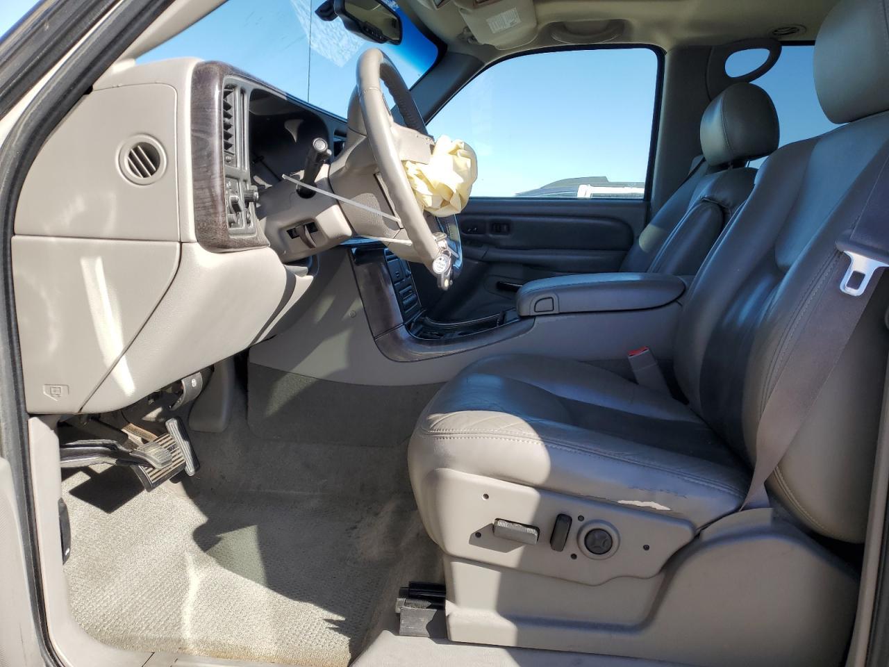 2004 GMC Yukon Denali - Image 7