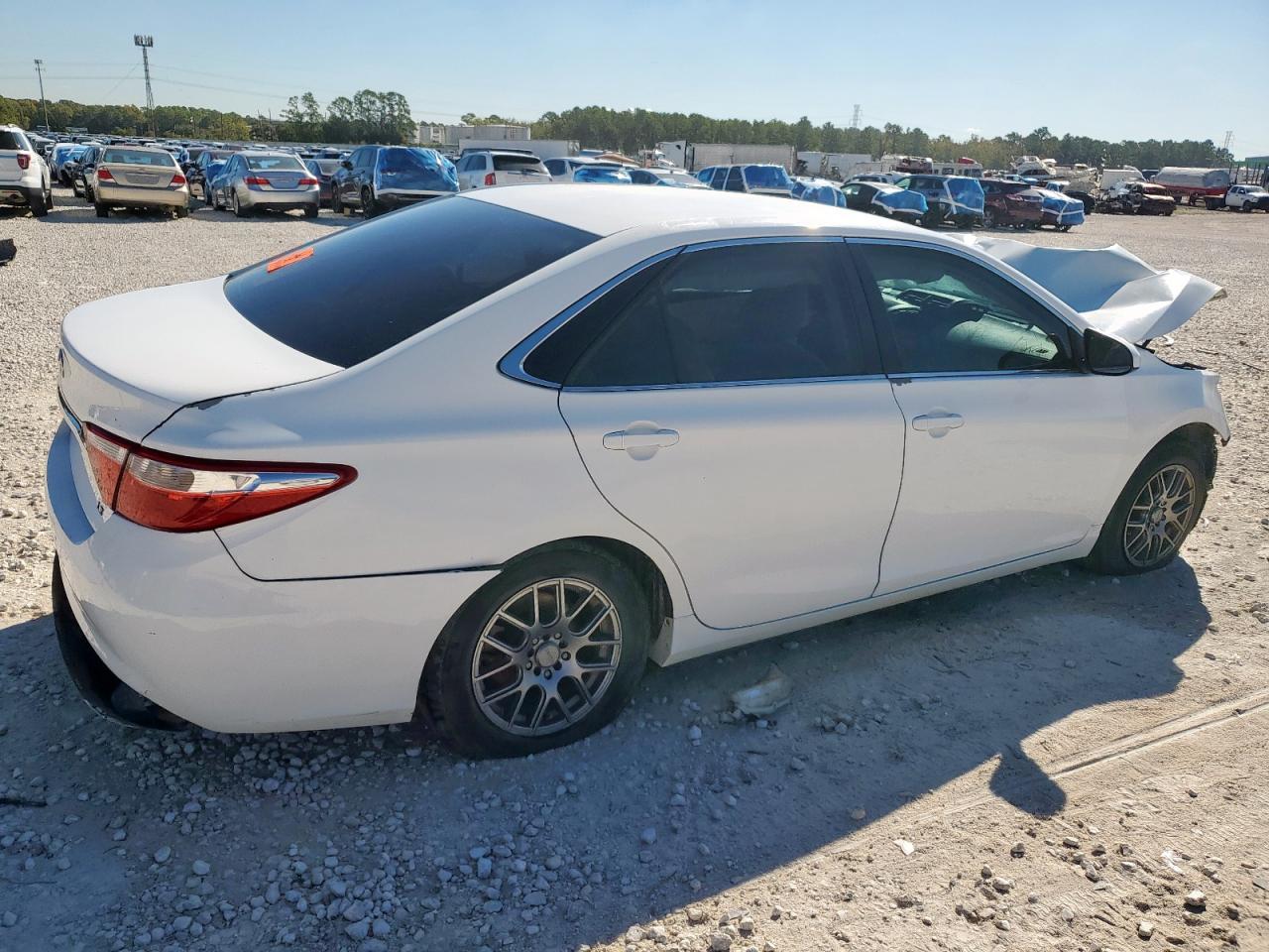 2016 Toyota Camry Le - Фото 3