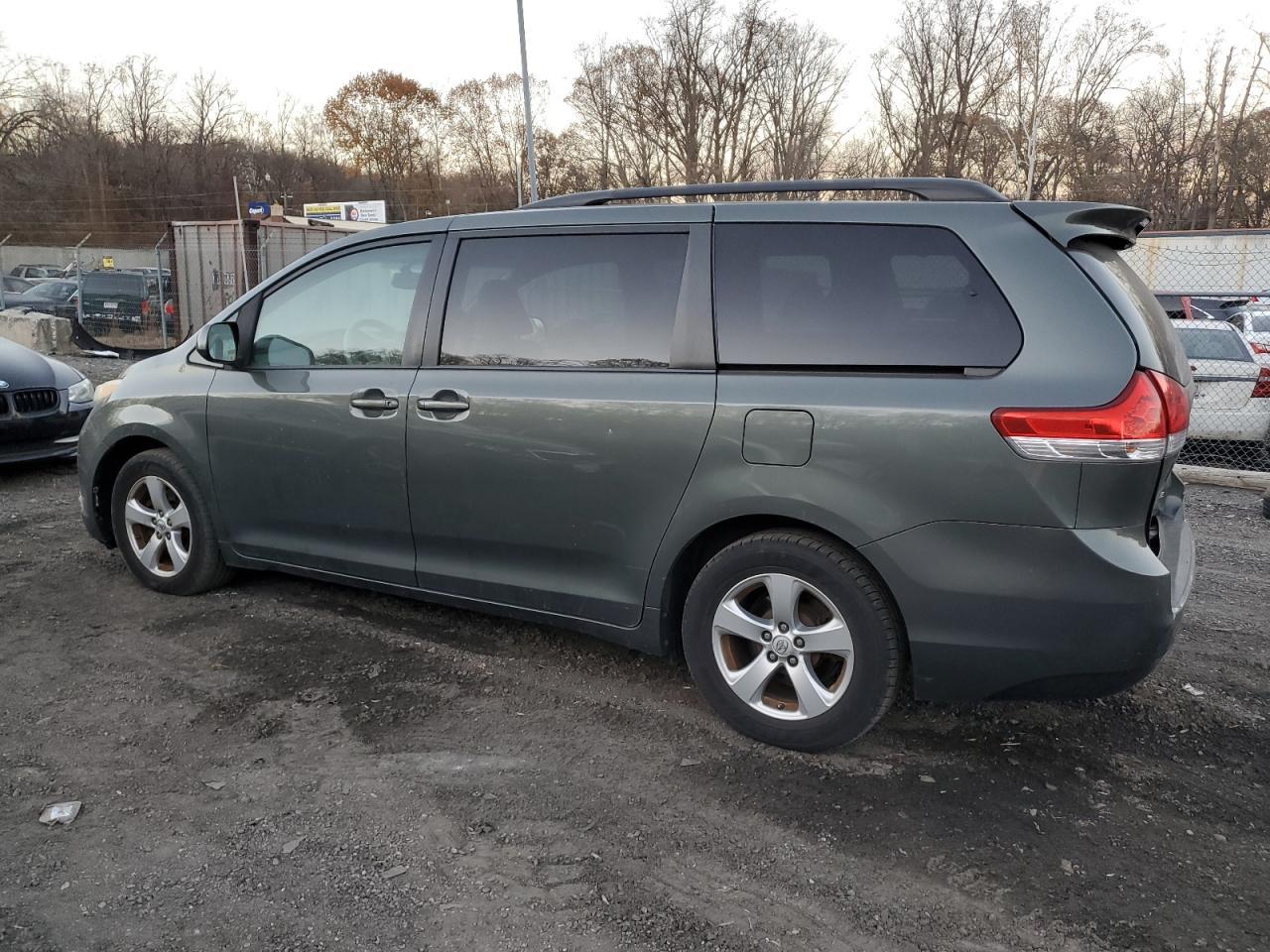 2013 Toyota Sienna - Фото 2