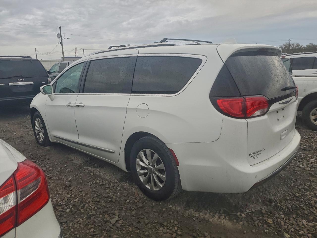 2019 Chrysler Pacifica Touring L - Image 2