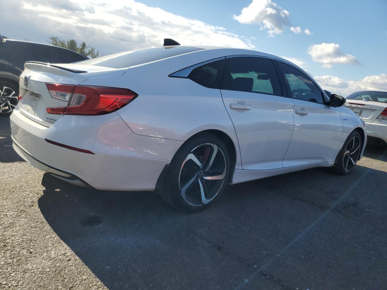 2022 Honda Accord Hybrid Sport - Image 3