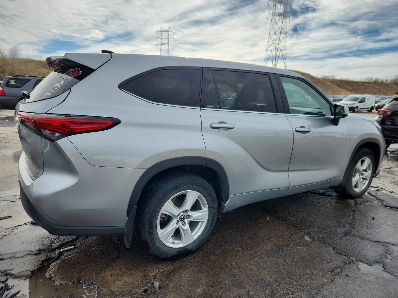 2022 Toyota Highlander L - Image 3