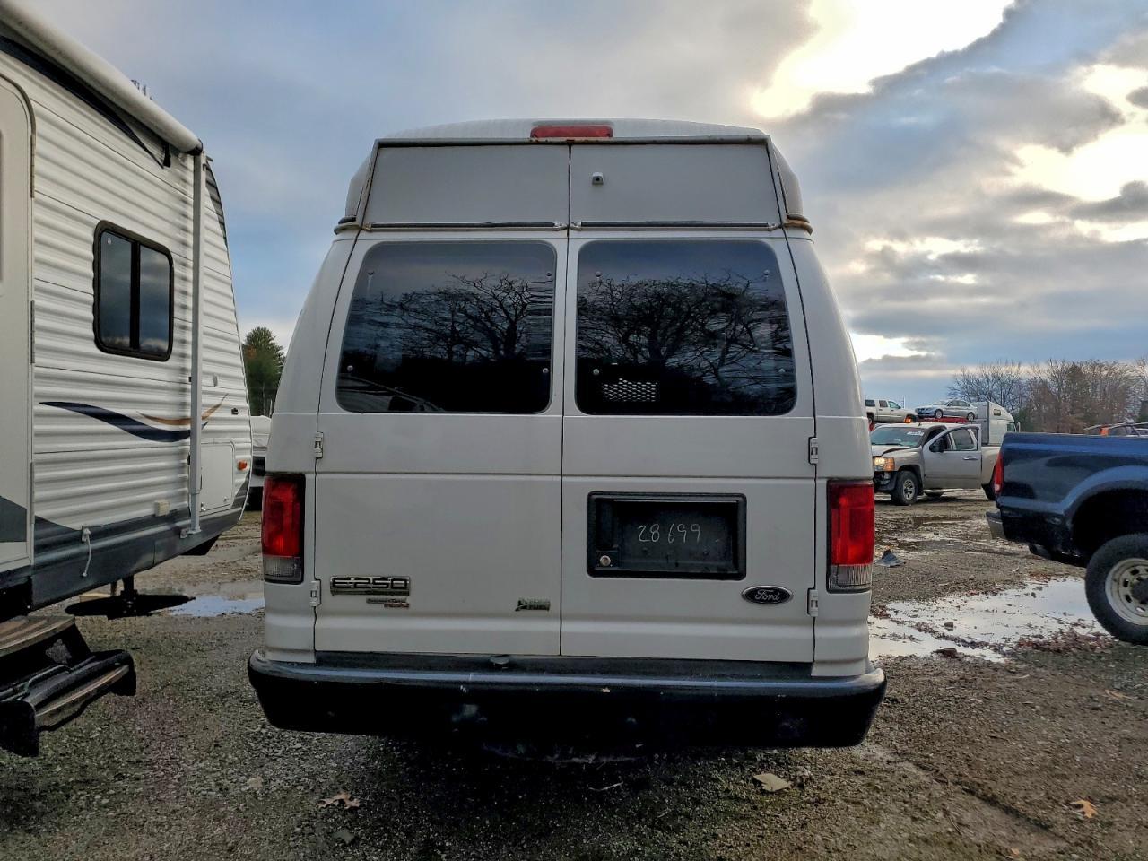 2014 Ford Econoline E250 Van - Фото 6