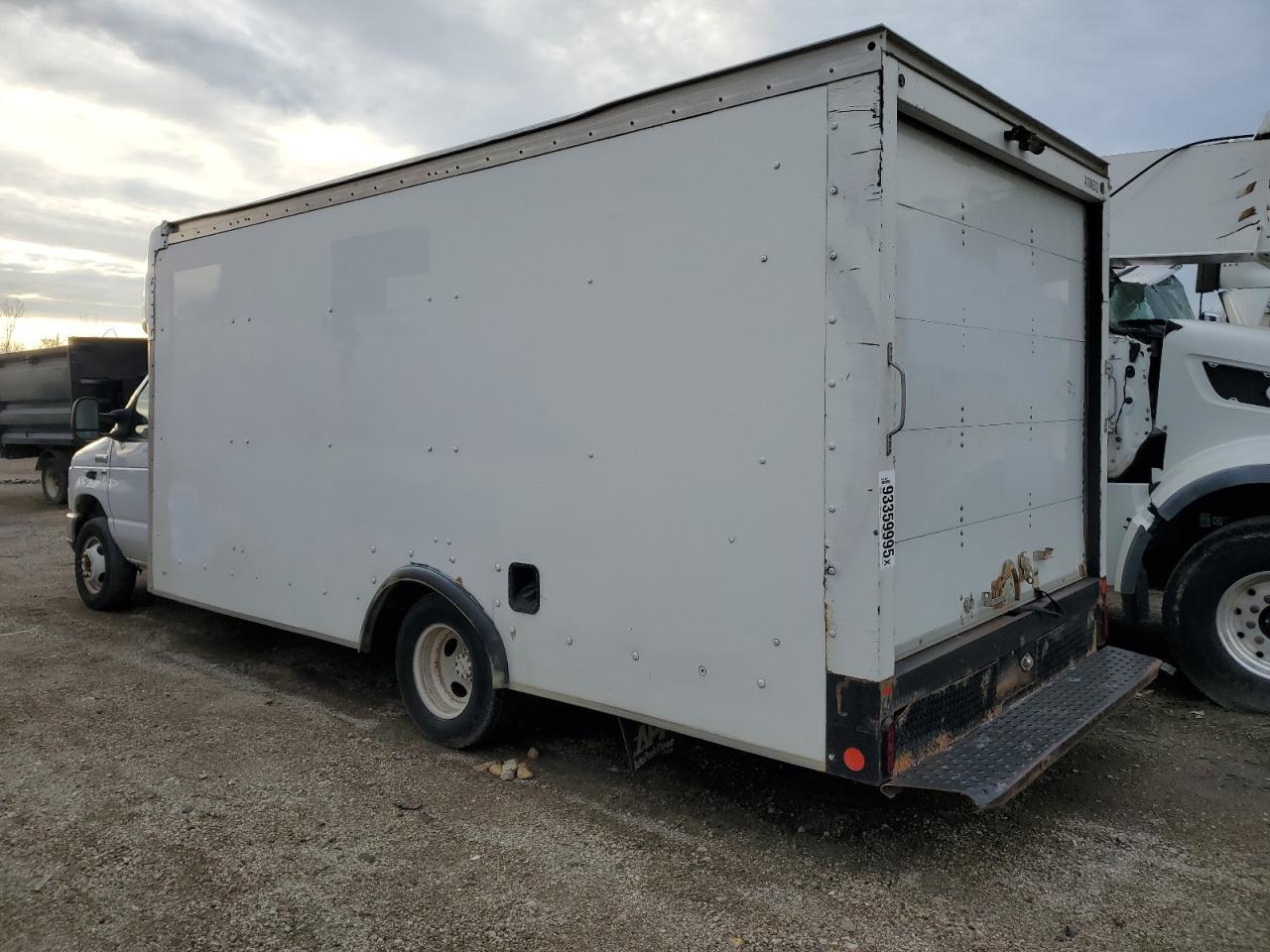 2018 Ford E-350 - Box Truck - Фото 2