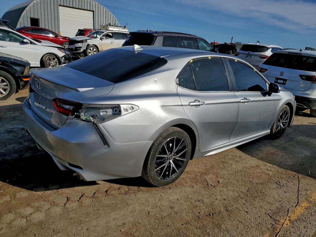 2021 Toyota Camry Se - Фото 3