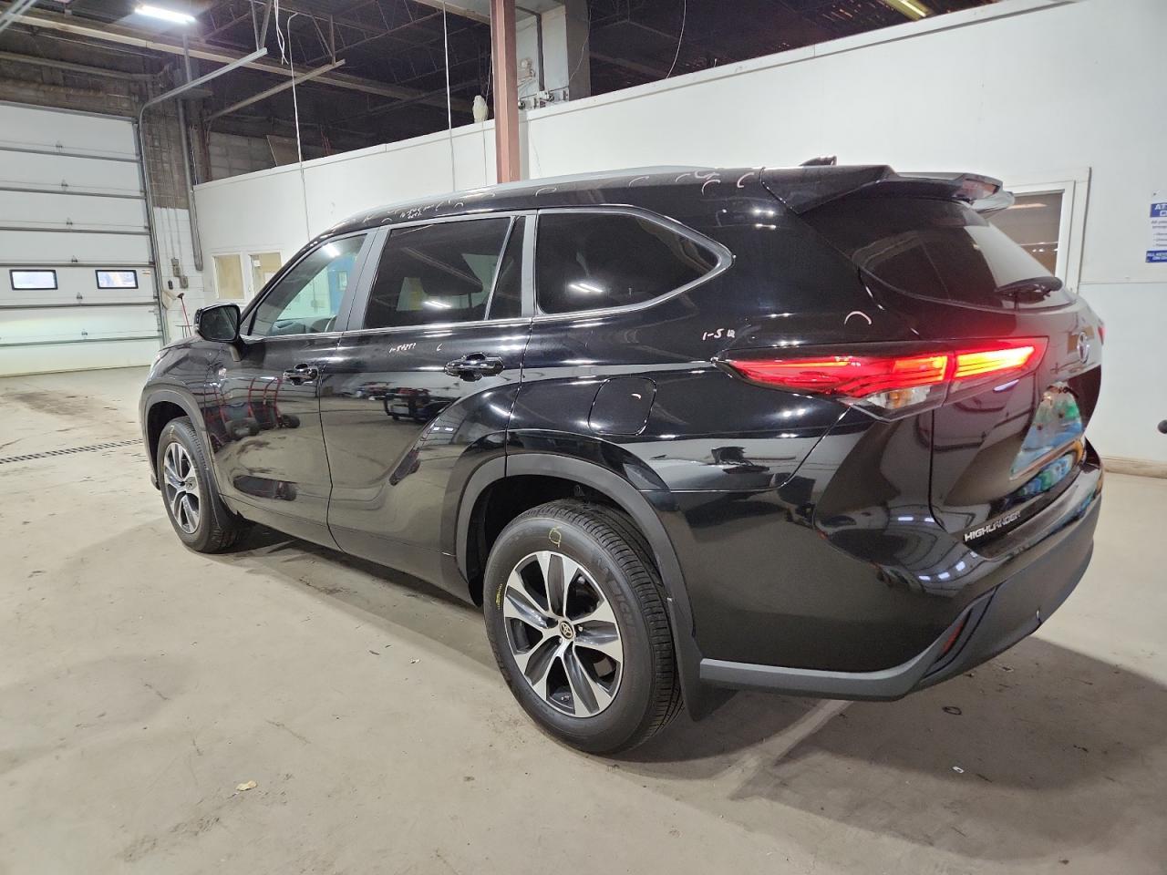 2023 Toyota Highlander L - Фото 2