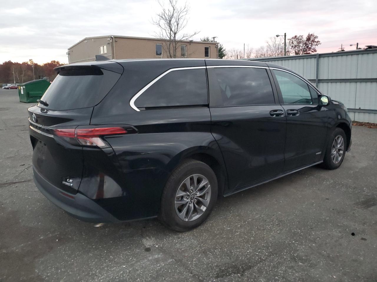 2021 Toyota Sienna Le - Image 3
