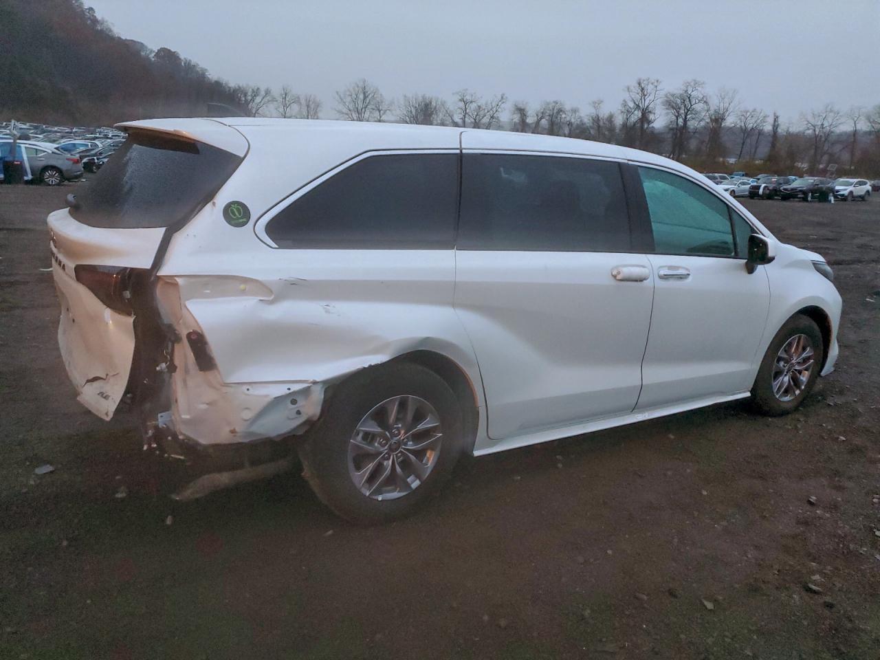 2025 Toyota Sienna Xle - Image 3