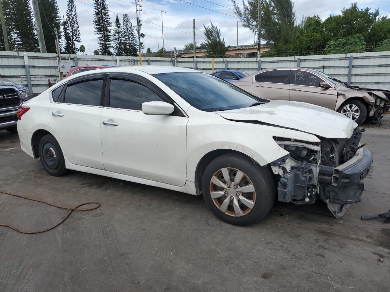 2017 Nissan Altima 2.5 - Image 4