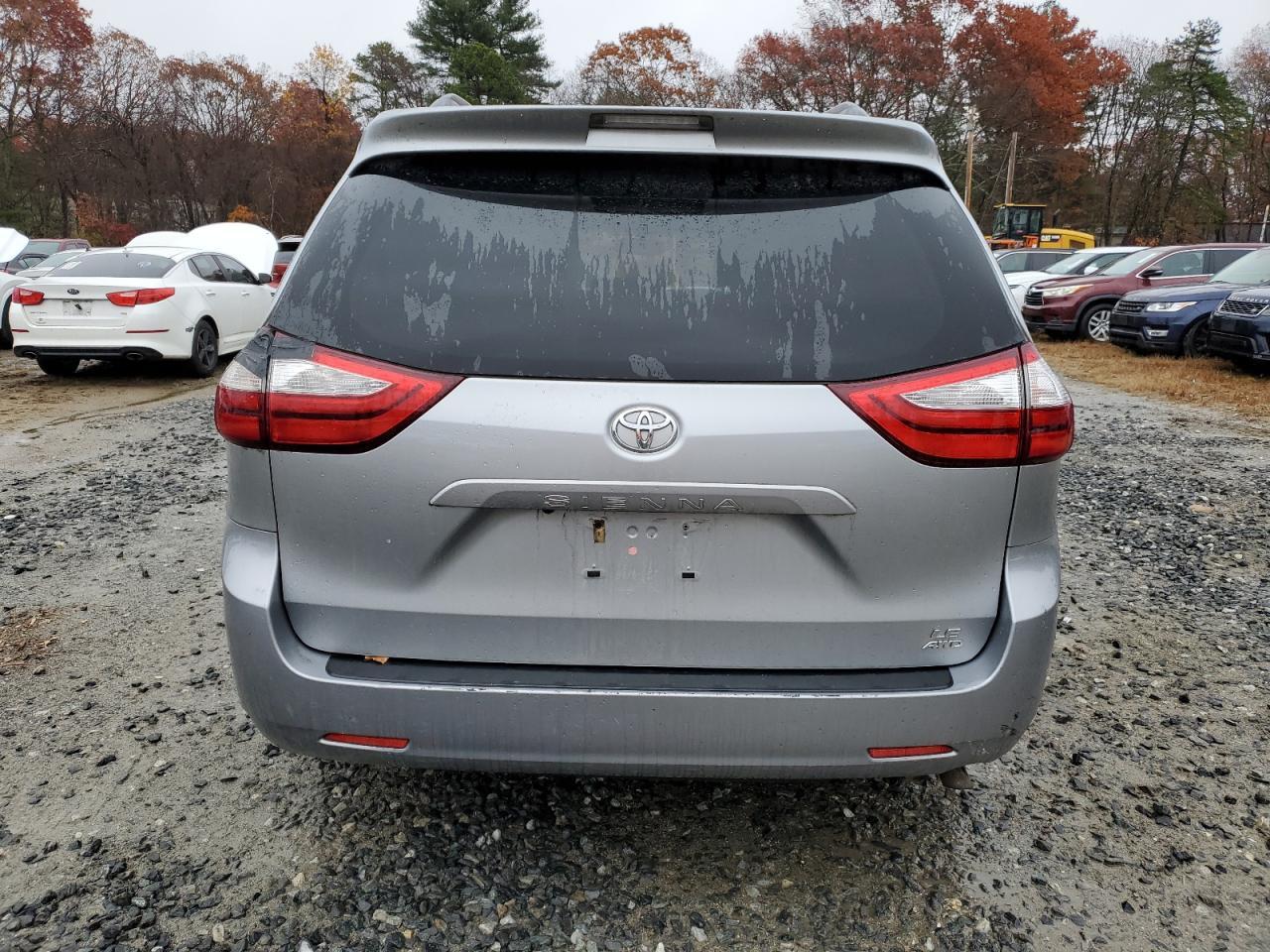 2017 Toyota Sienna Le - Фото 6