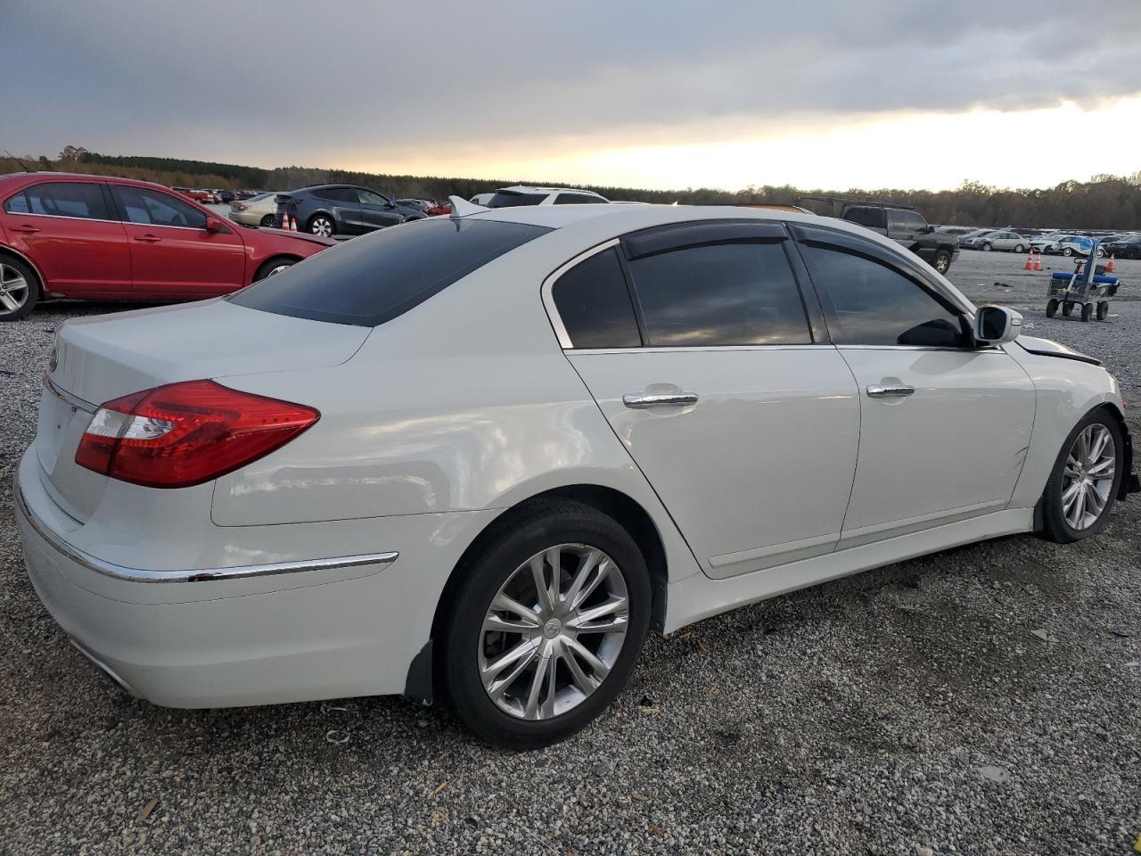 2012 Hyundai Genesis 3.8L - Фото 3