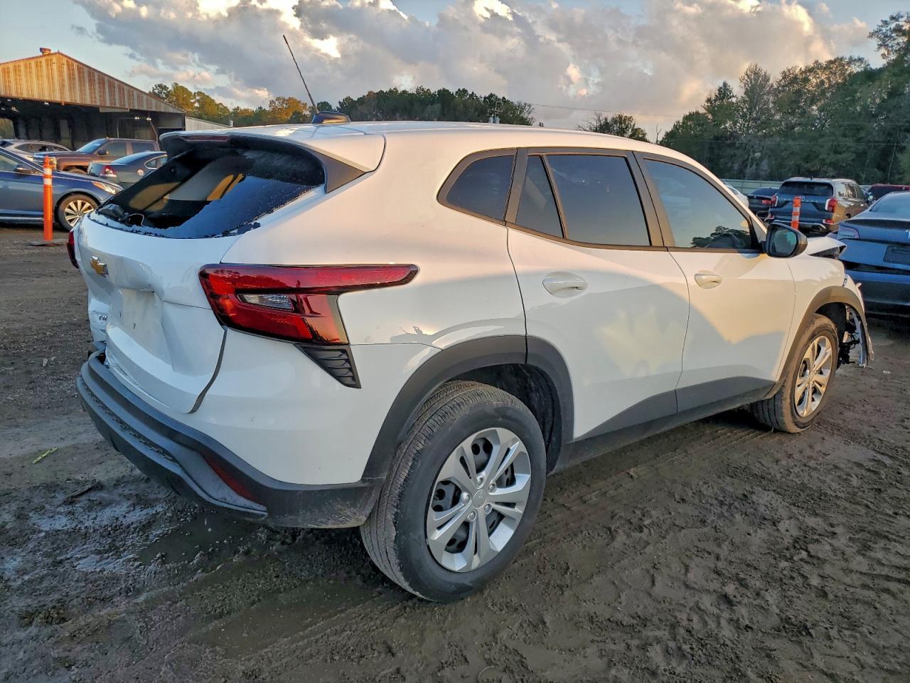 2025 Chevrolet Trax Ls - Фото 3