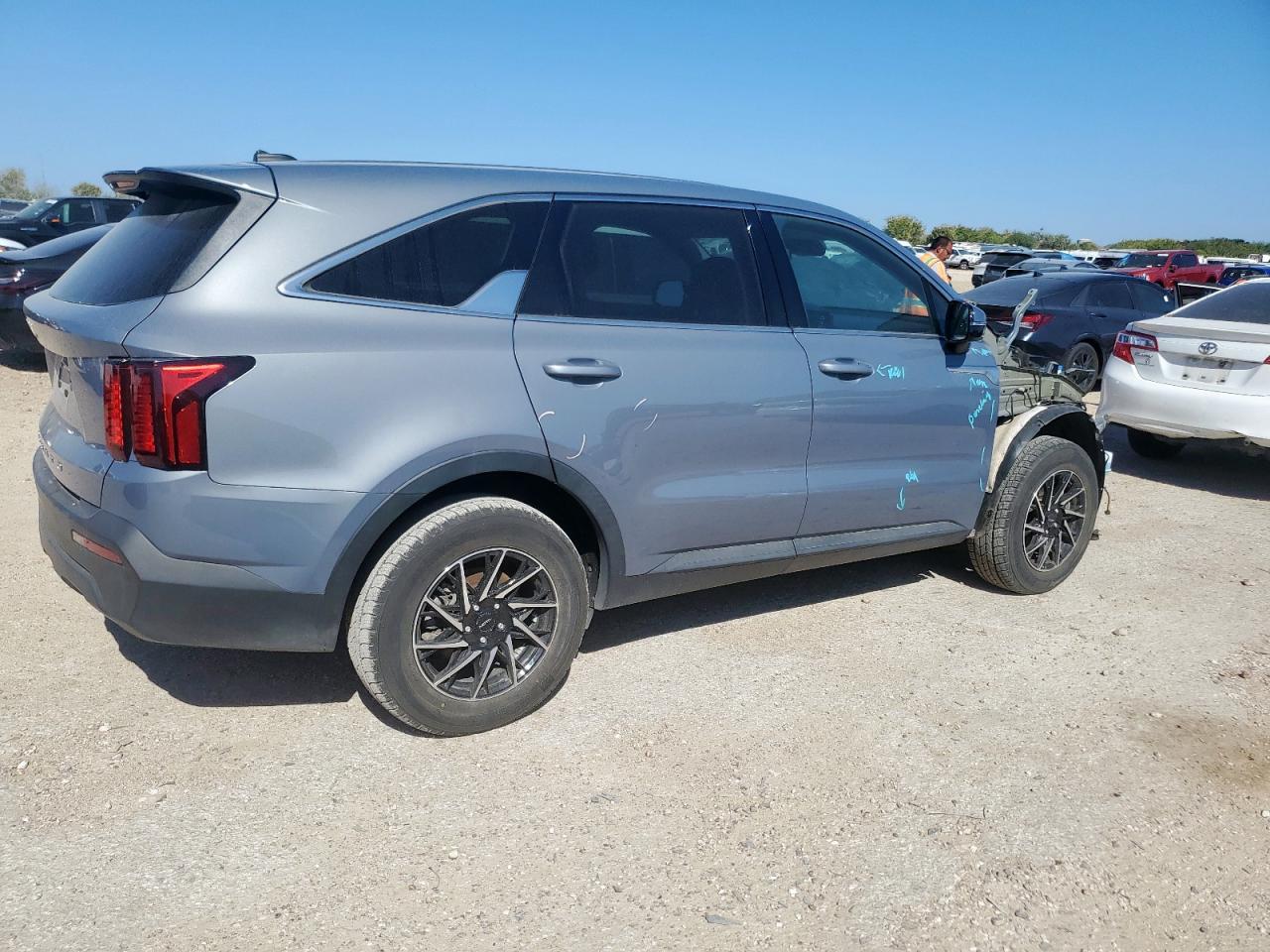 2022 Kia Sorento Lx - Image 3