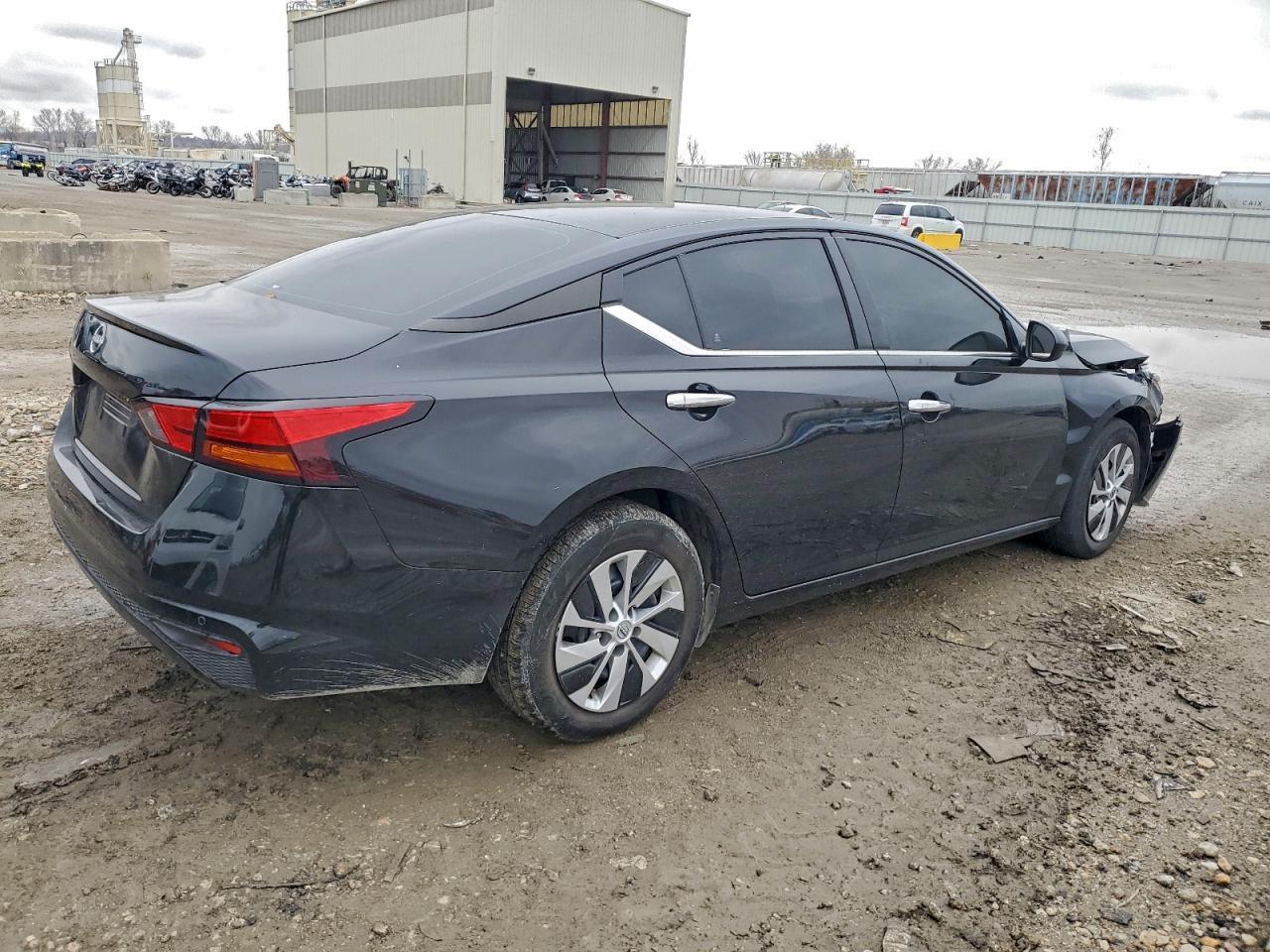 2024 Niss Altima S - Image 3