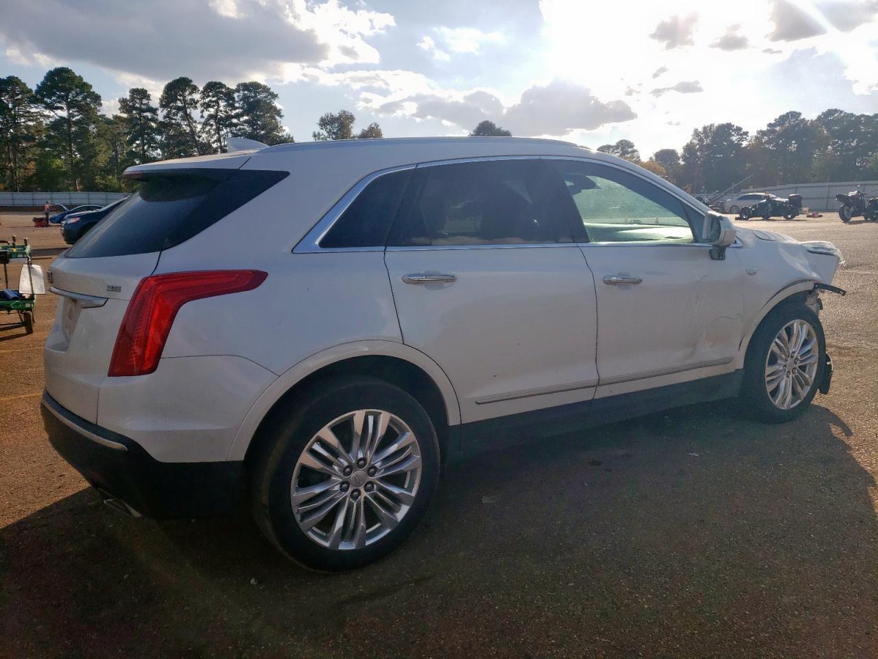 2017 Cadillac Xt5 Premium Luxury - Image 3