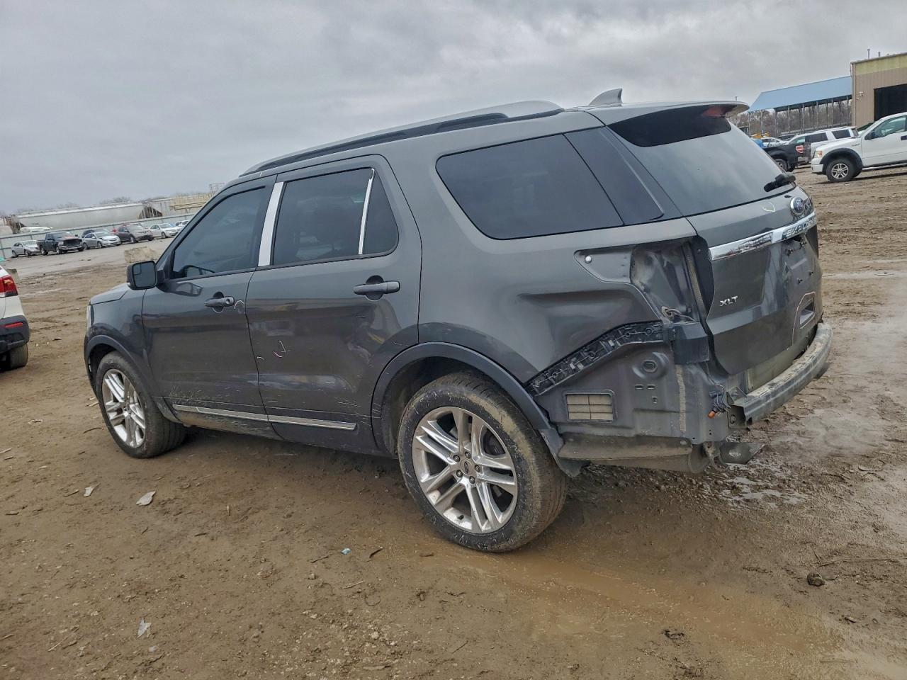 2016 Ford Explorer Xlt - Фото 2