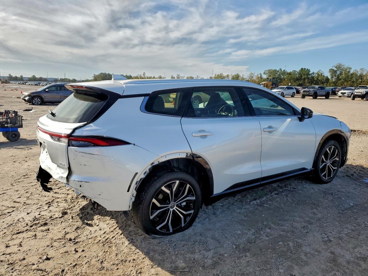 2025 Toyota Crown Signia Xle - Фото 3