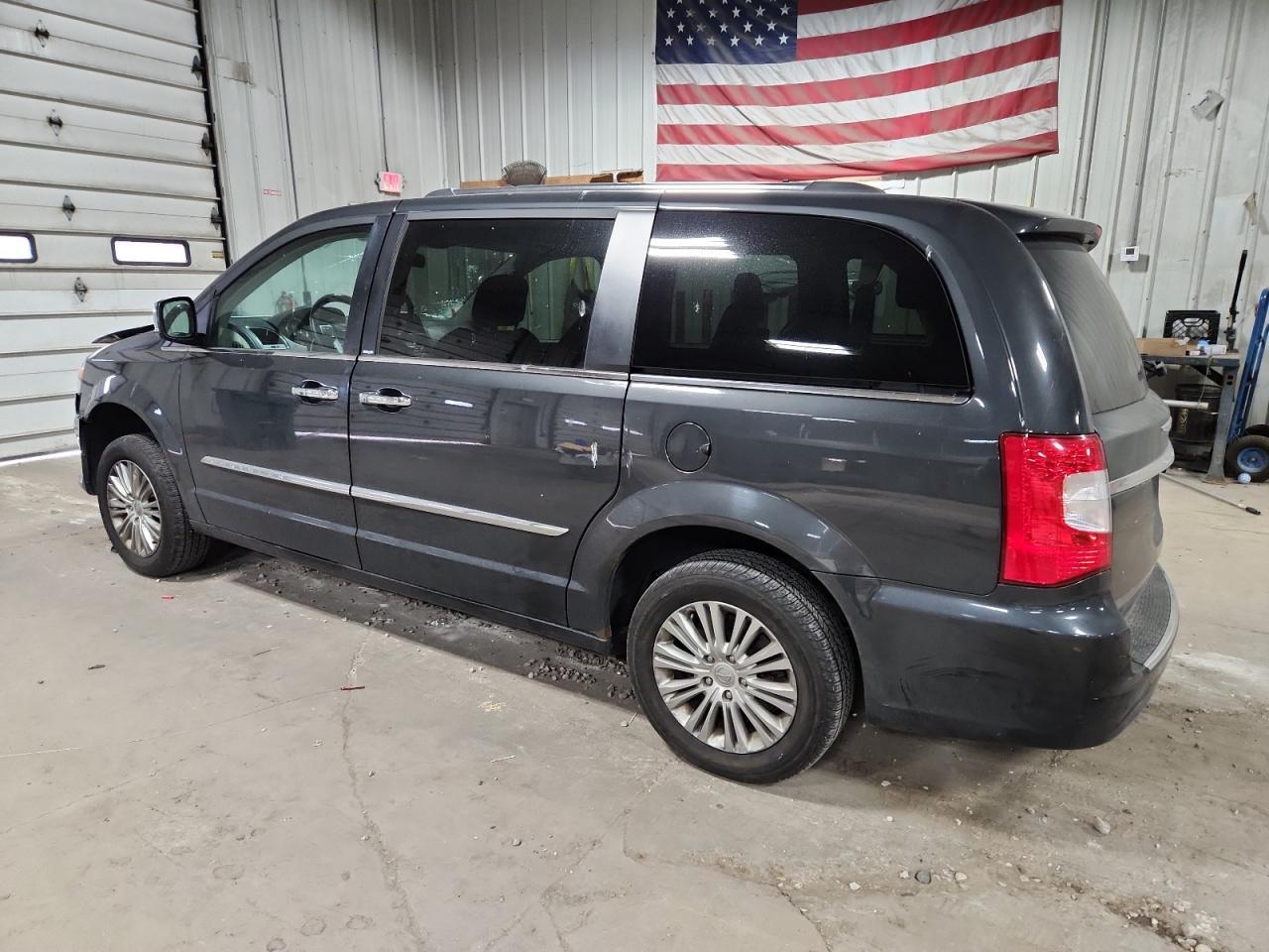 2012 Chrysler Town & Country Limited - Фото 2