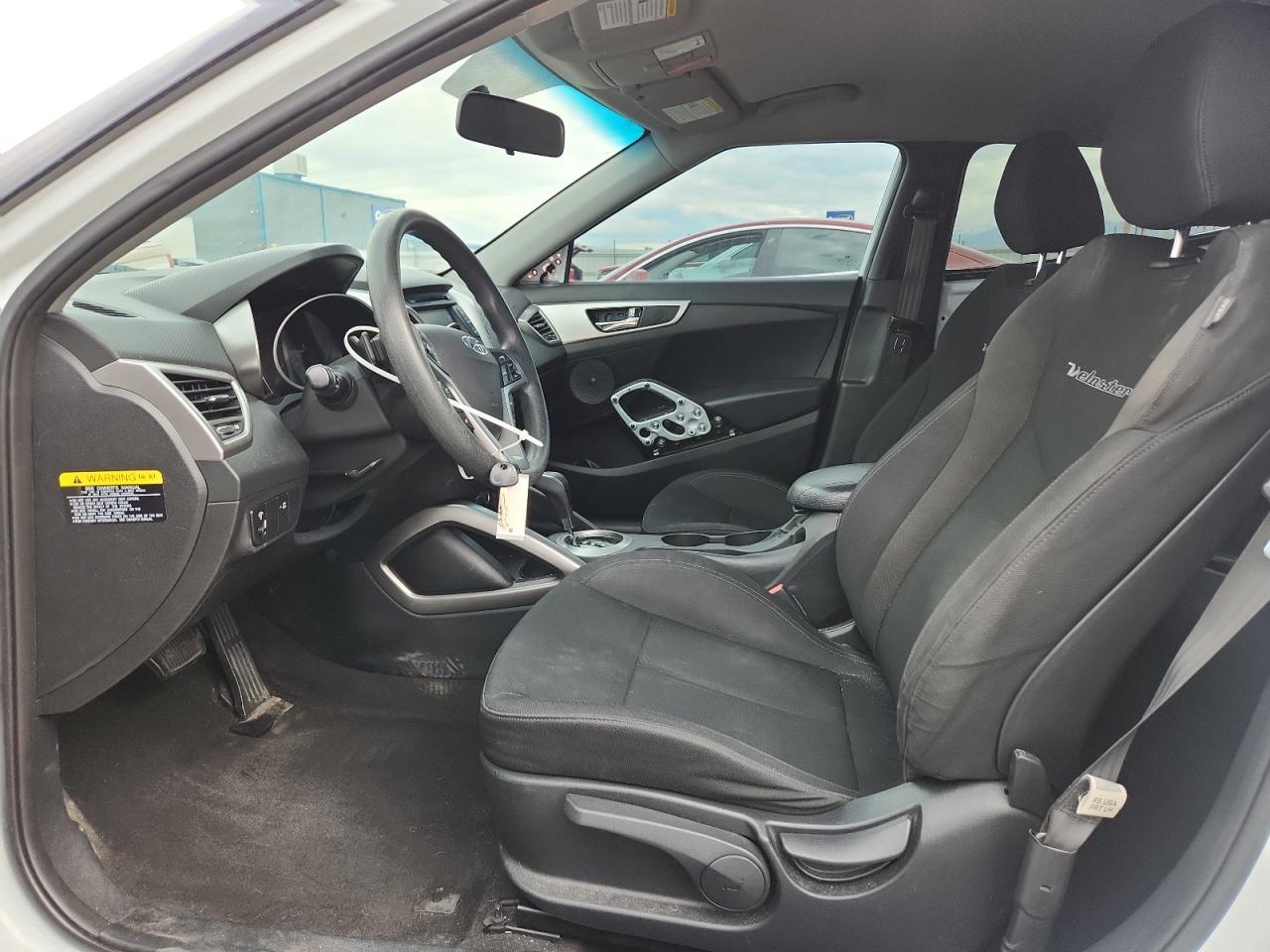 2016 Hyundai Veloster Base - Image 7