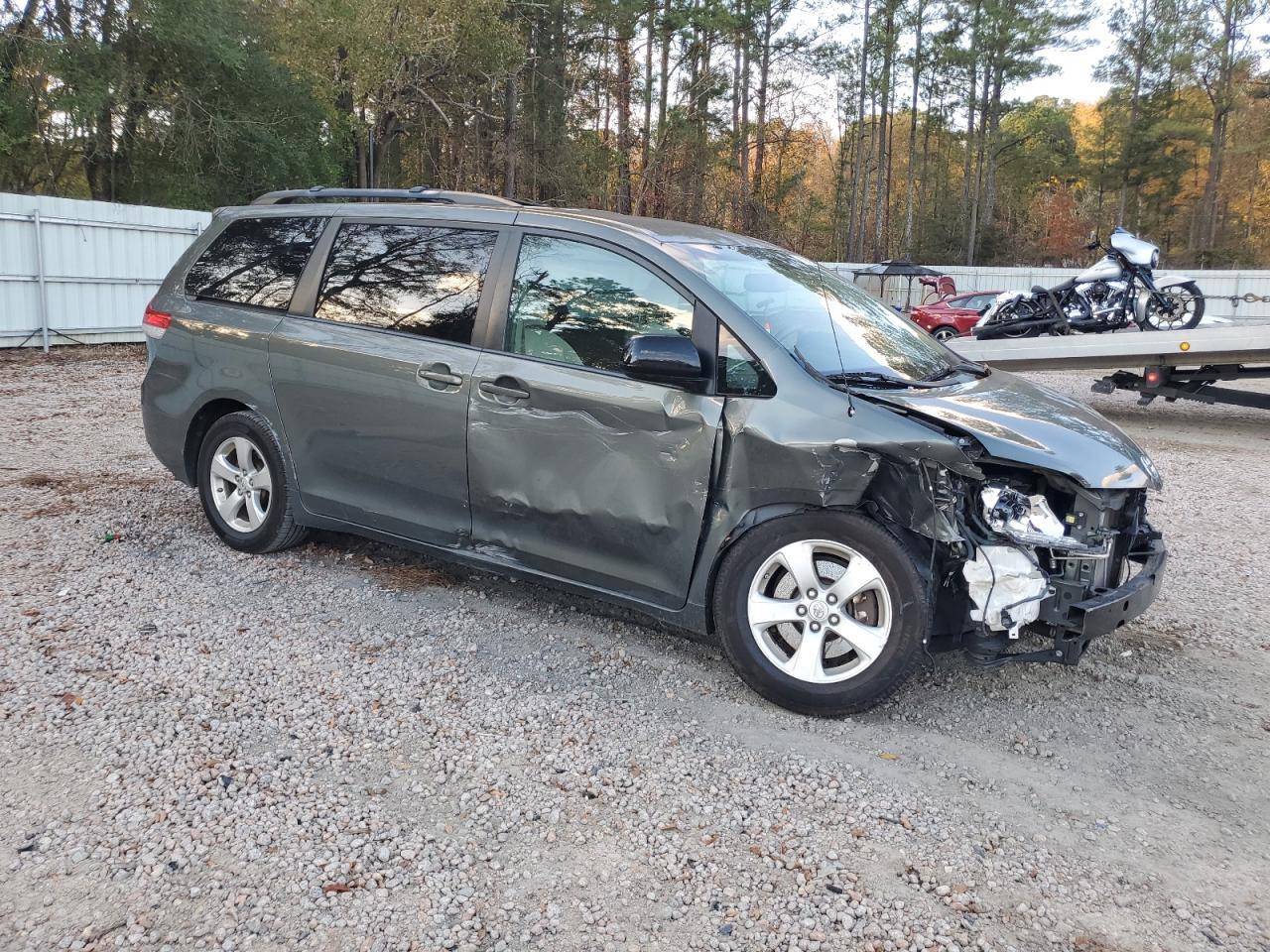 2013 Toyota Sienna Le - Фото 4