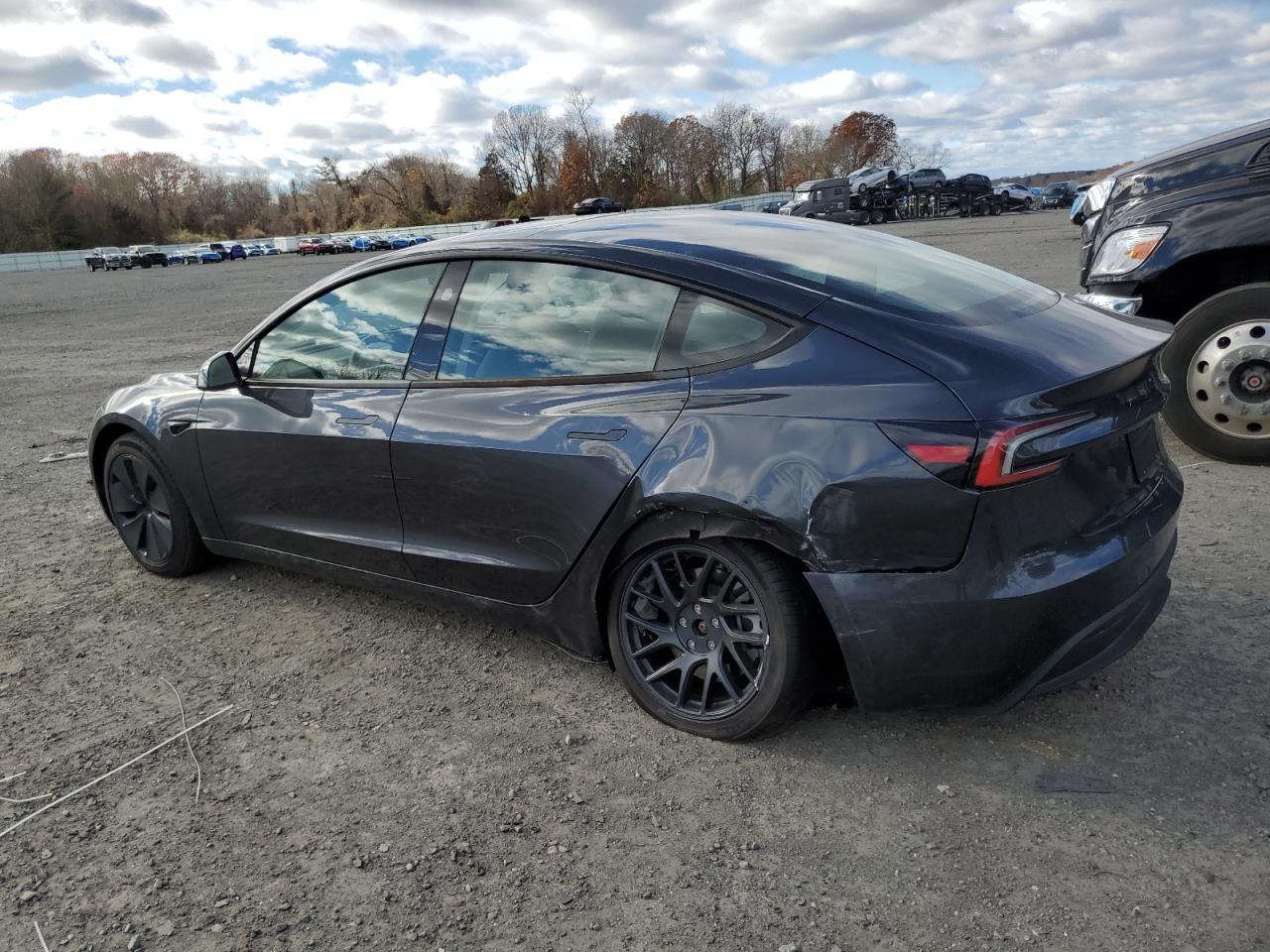 2025 Tesla Model 3 - Фото 2