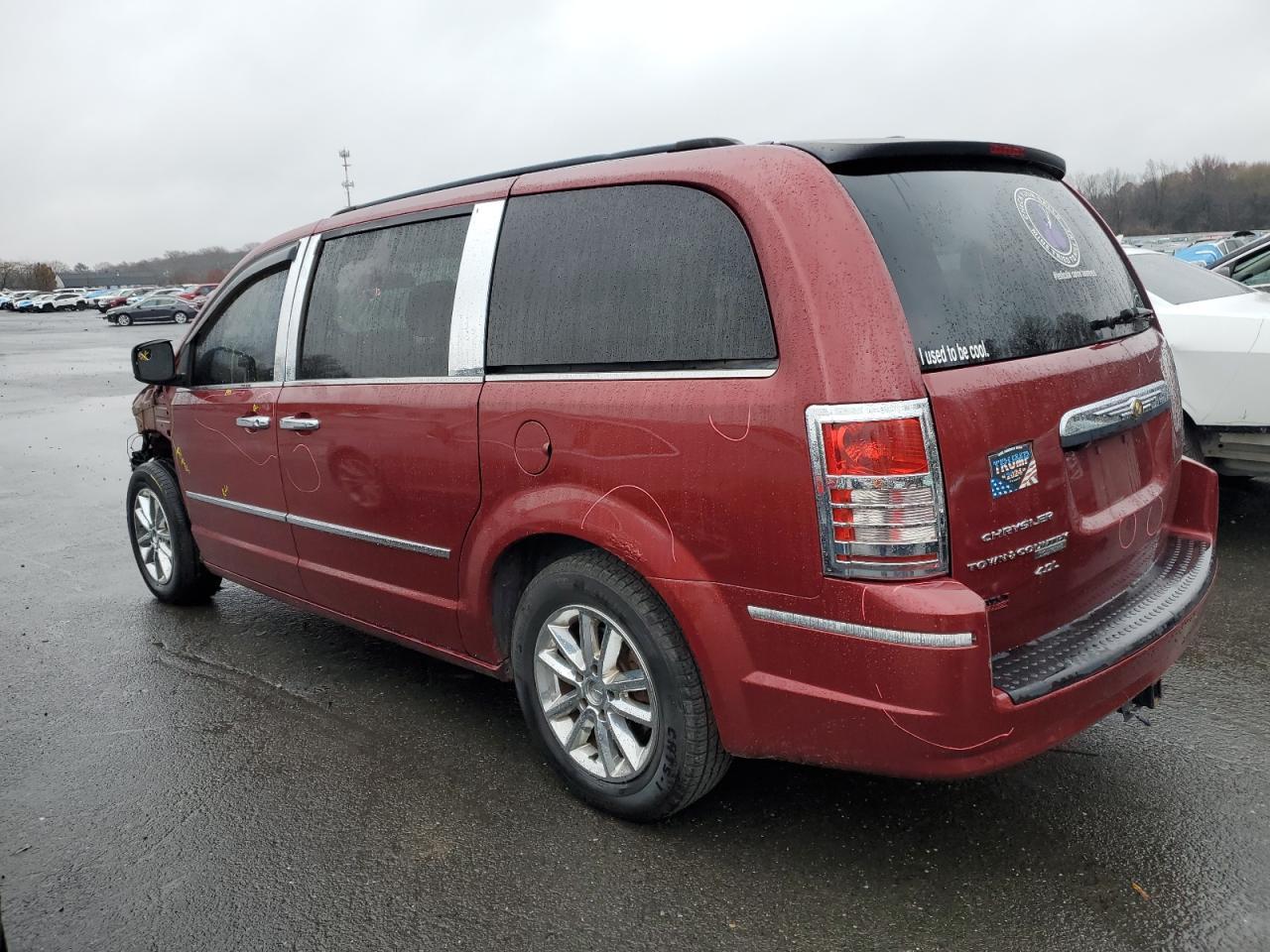 2010 Chrysler Town & Country Touring Plus - Фото 2