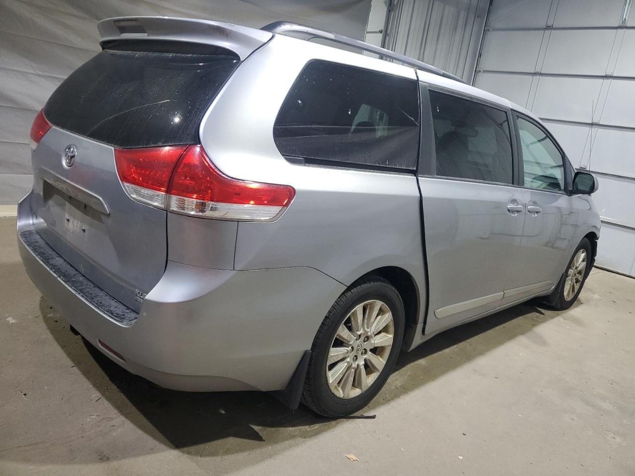 2011 Toyota Sienna Xle - Image 3