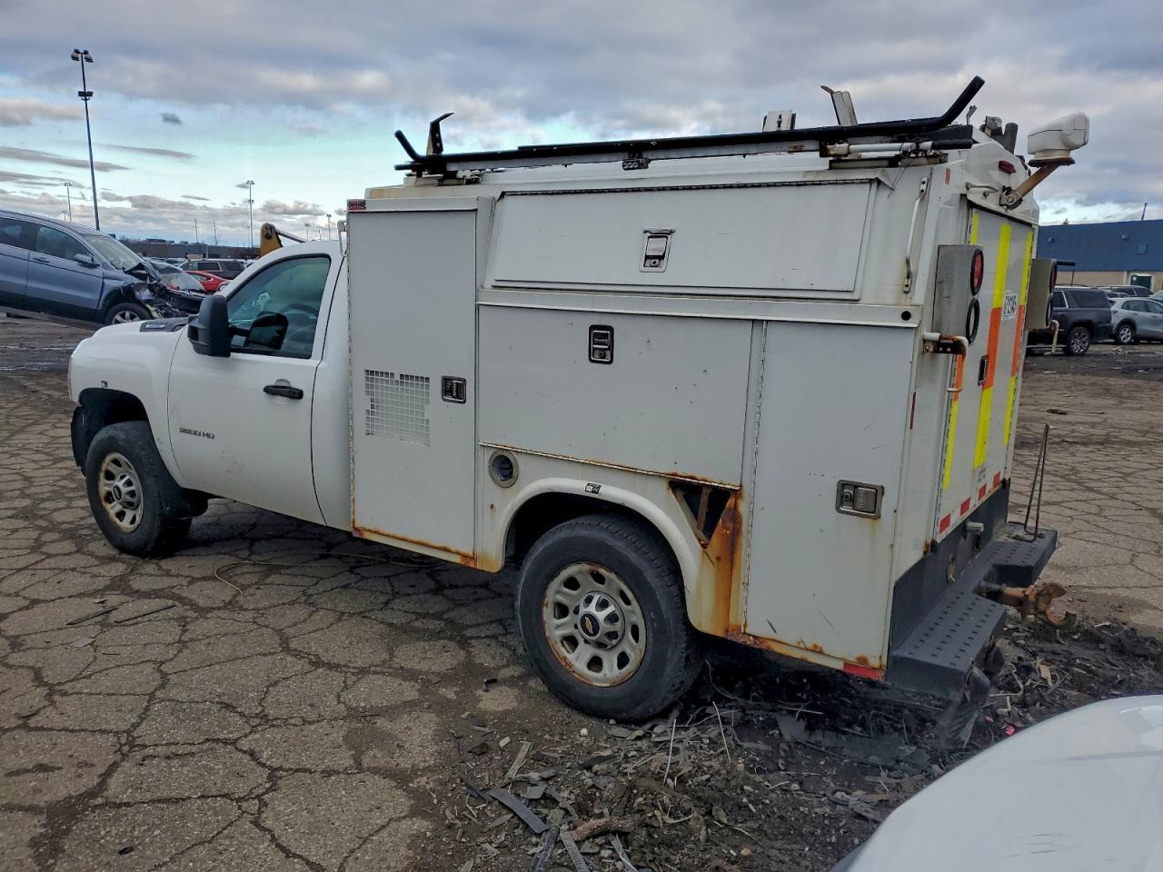 2014 Chevrolet Silverado Utility / Service Truck - Фото 2