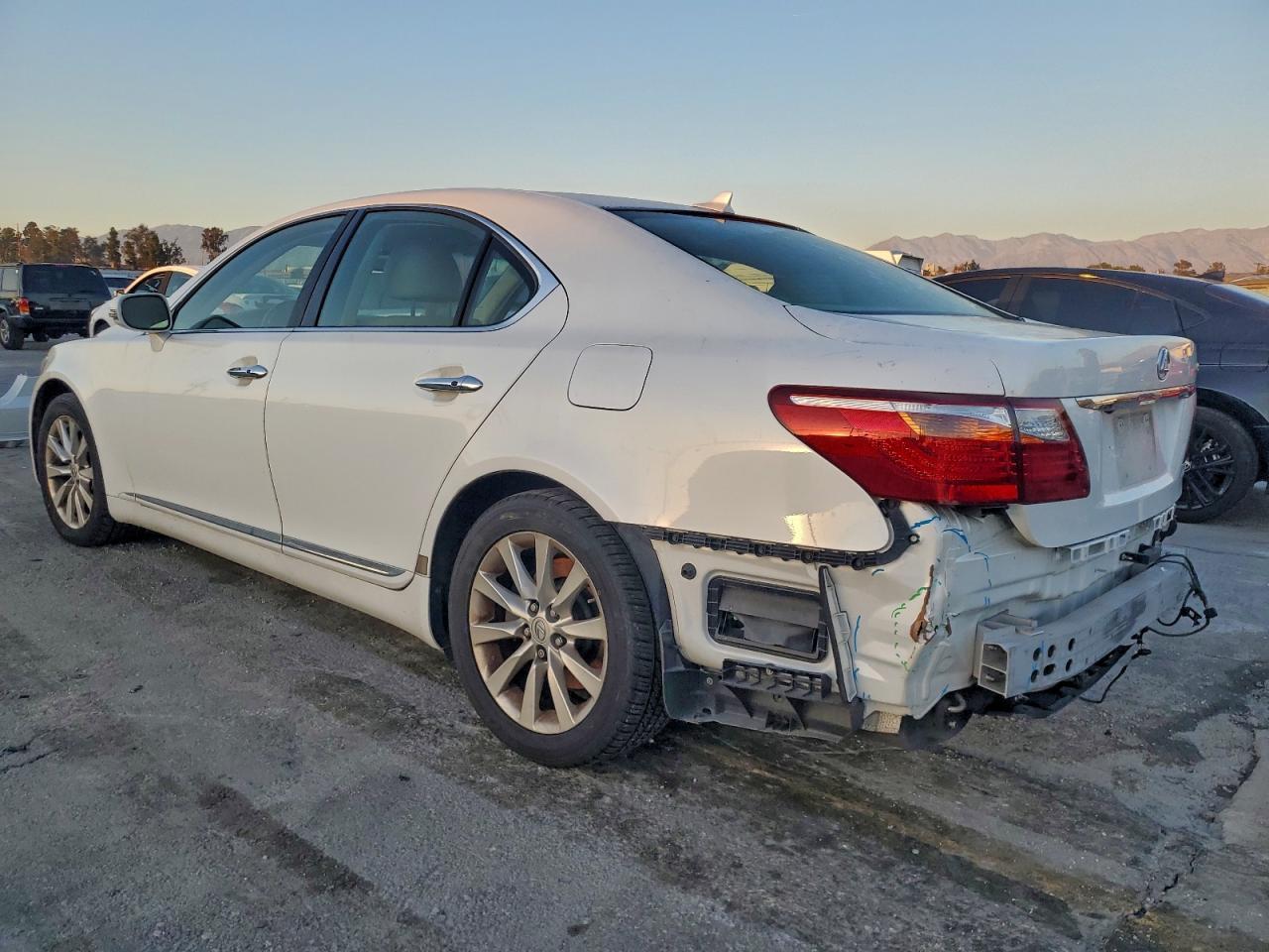 2012 Lexus Ls 460 - Image 2