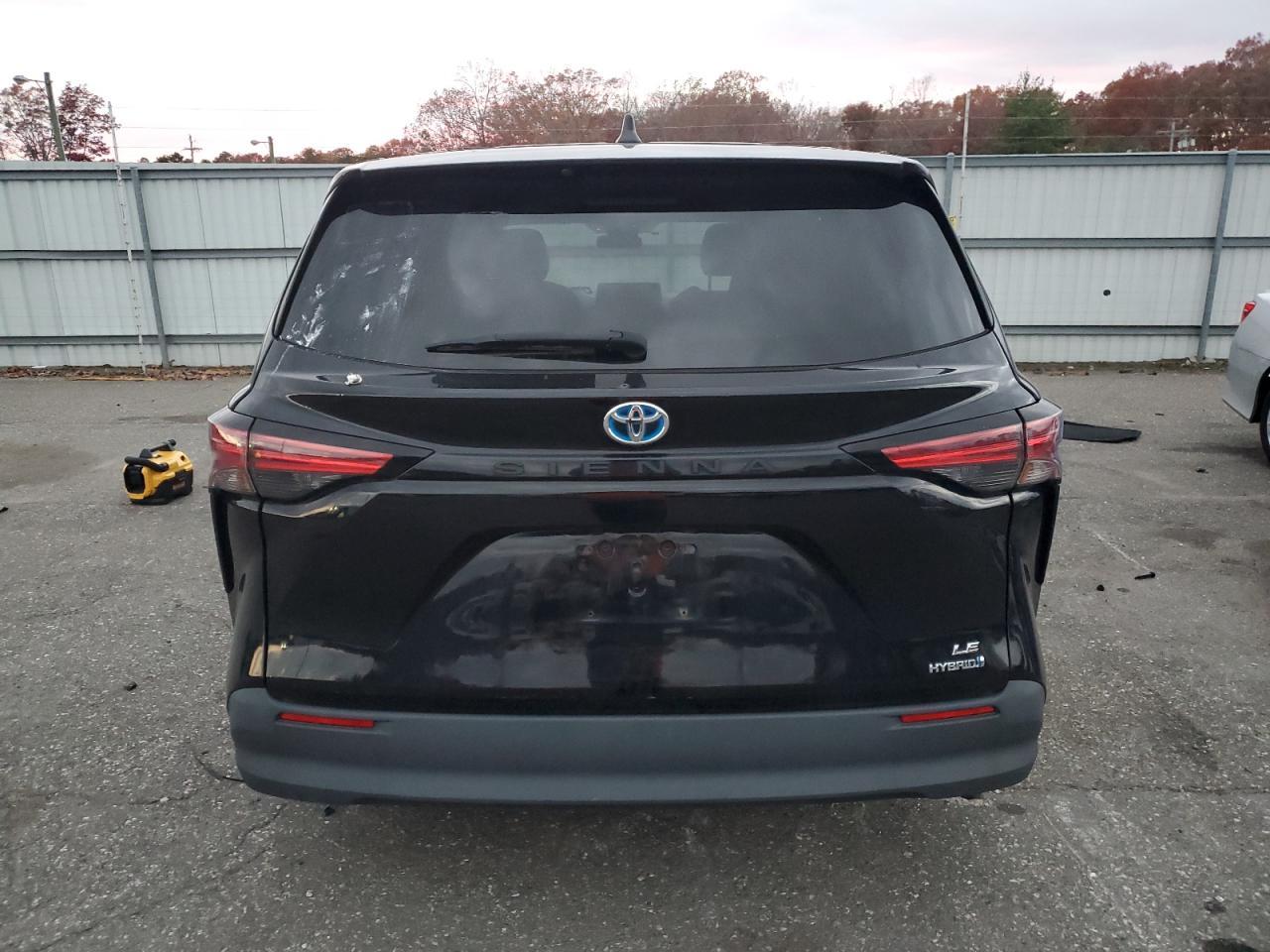 2021 Toyota Sienna Le - Image 6