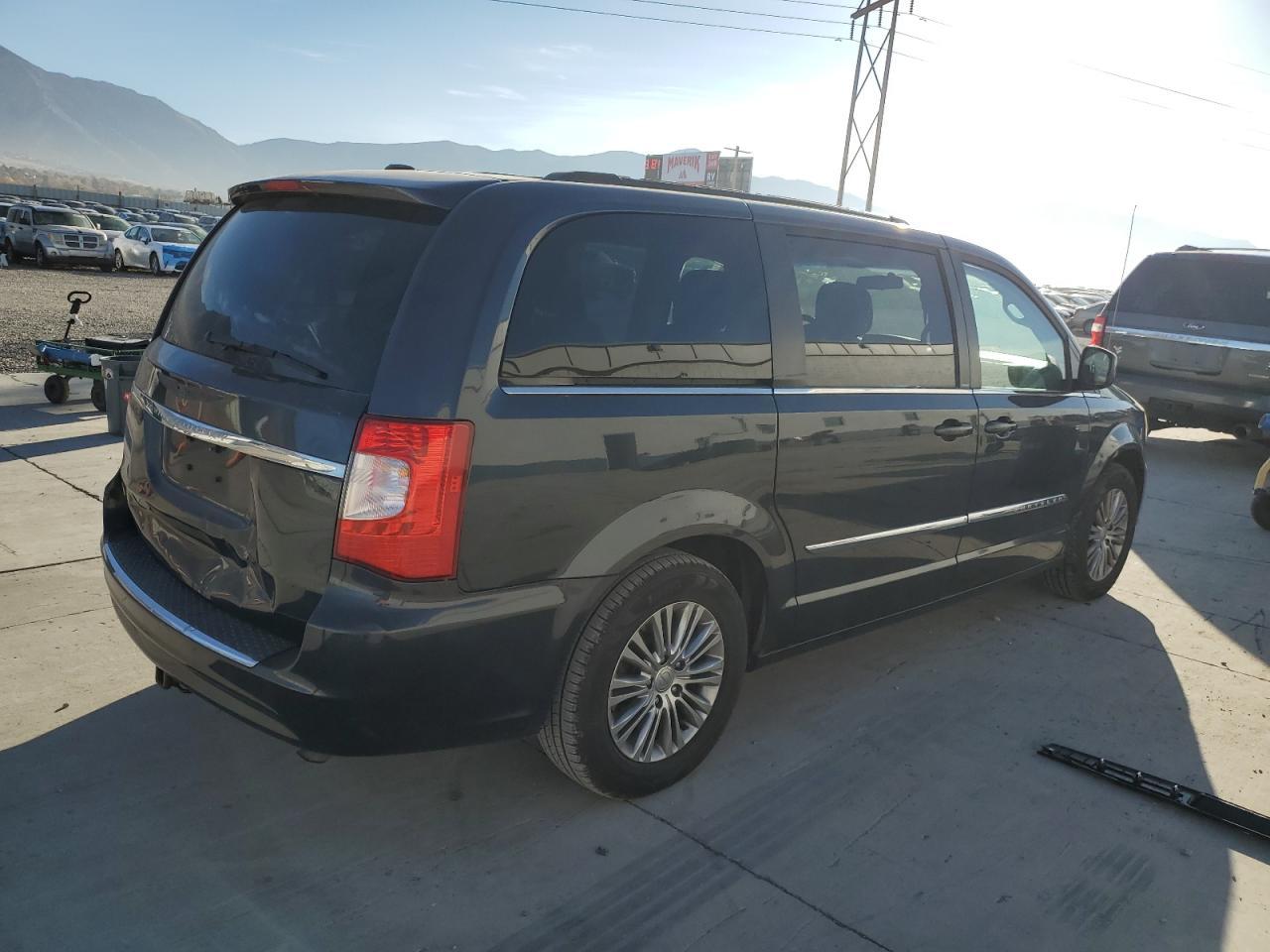 2014 Chrysler Town & Country Touring L - Image 3