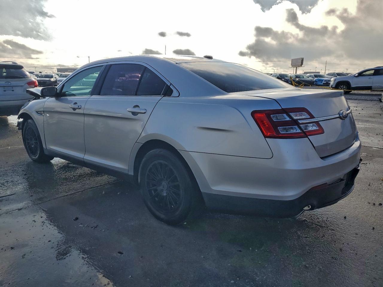 2013 Ford Taurus Se - Фото 2