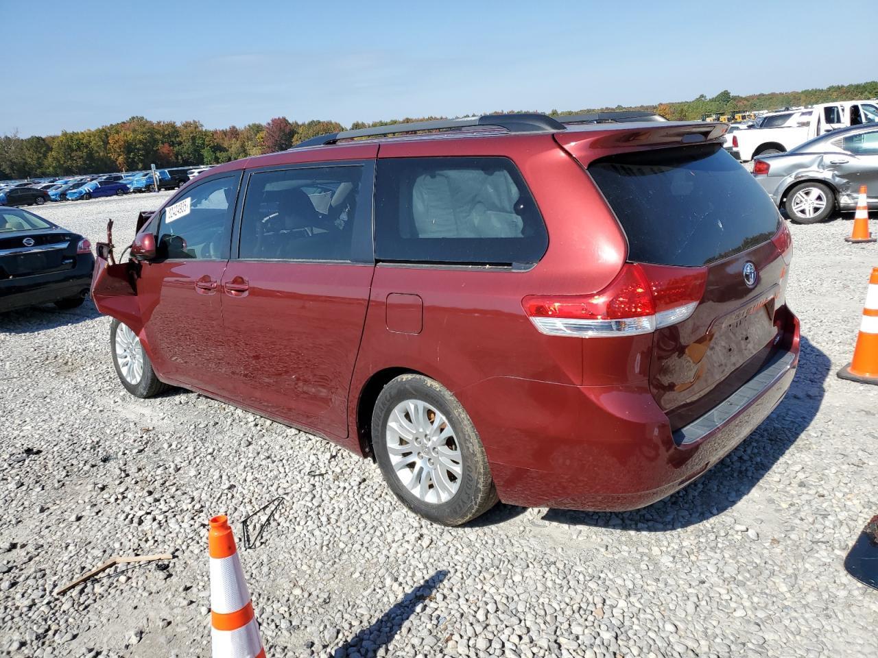 2013 Toyota Sienna Xle - Image 2