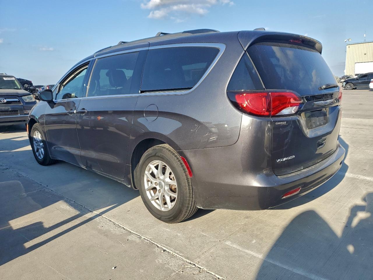 2020 Chrysler Voyager Lxi - Фото 2